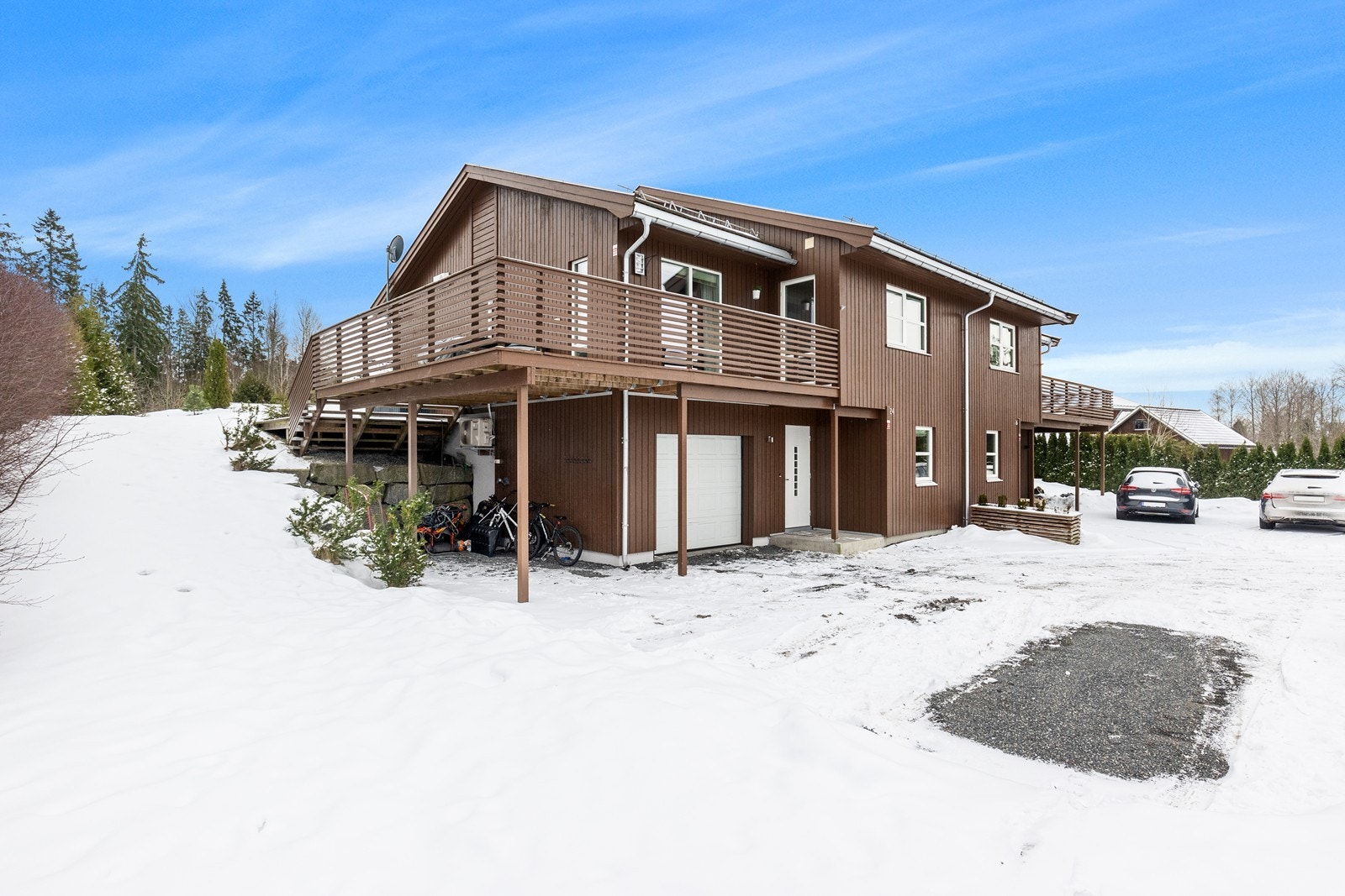 Garasjen har betonggulv og gir gode lagringsmuligheter i tillegg til parkering. Galleribilde