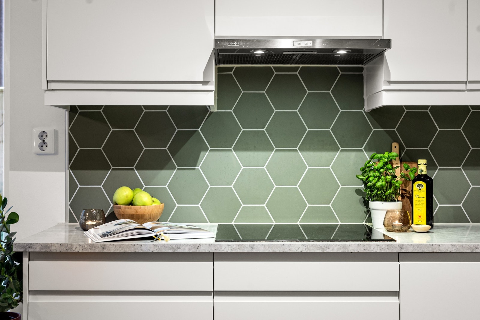 Integrerte hvitevarer som induksjon platetopp, komfyr, oppvaskmaskin og kjøleskap medfølger. Galleribilde