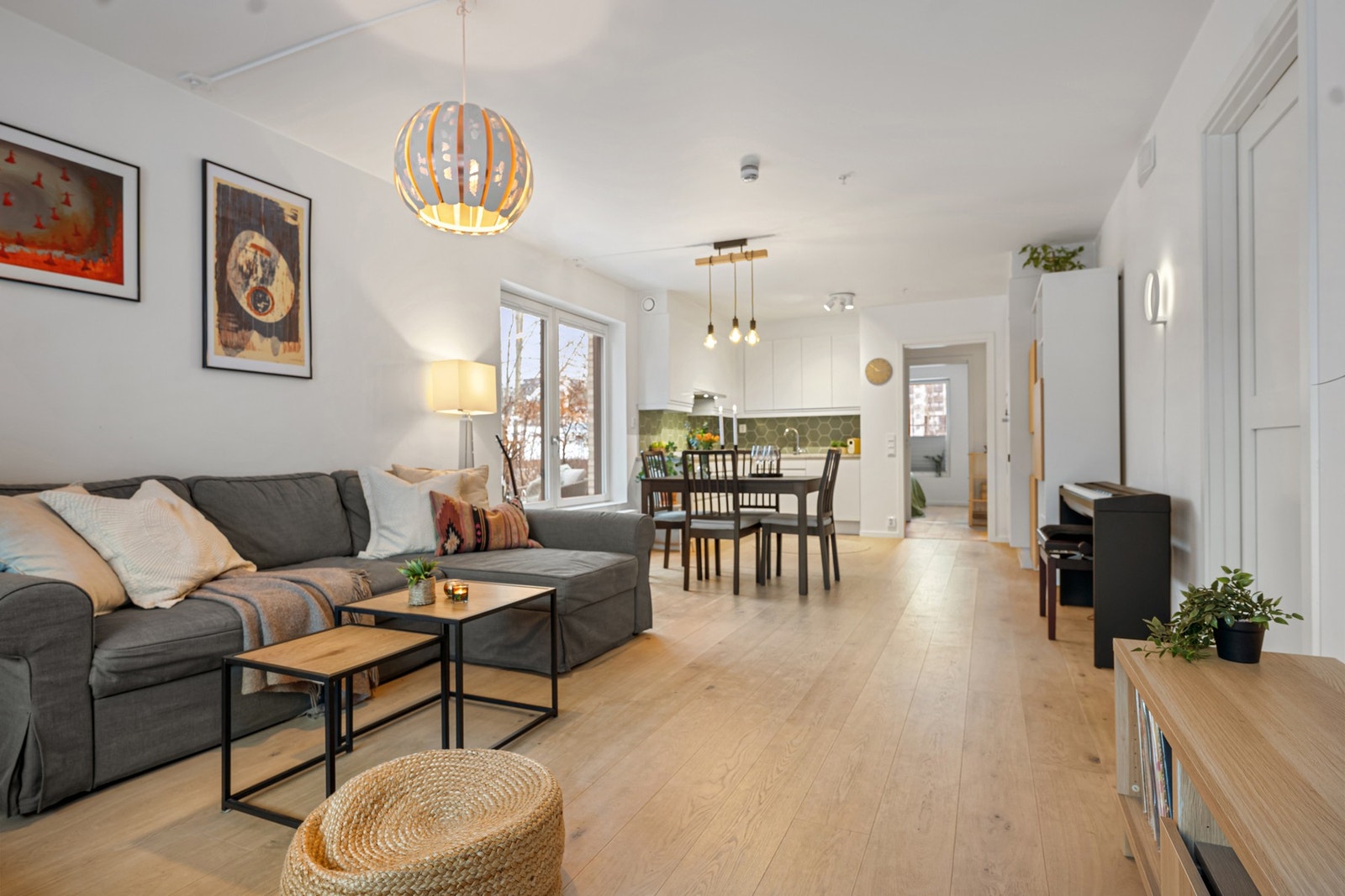 Den åpne kjøkkenløsningen gjør det enkelt å være sosial samtidig som du lager mat. Galleribilde