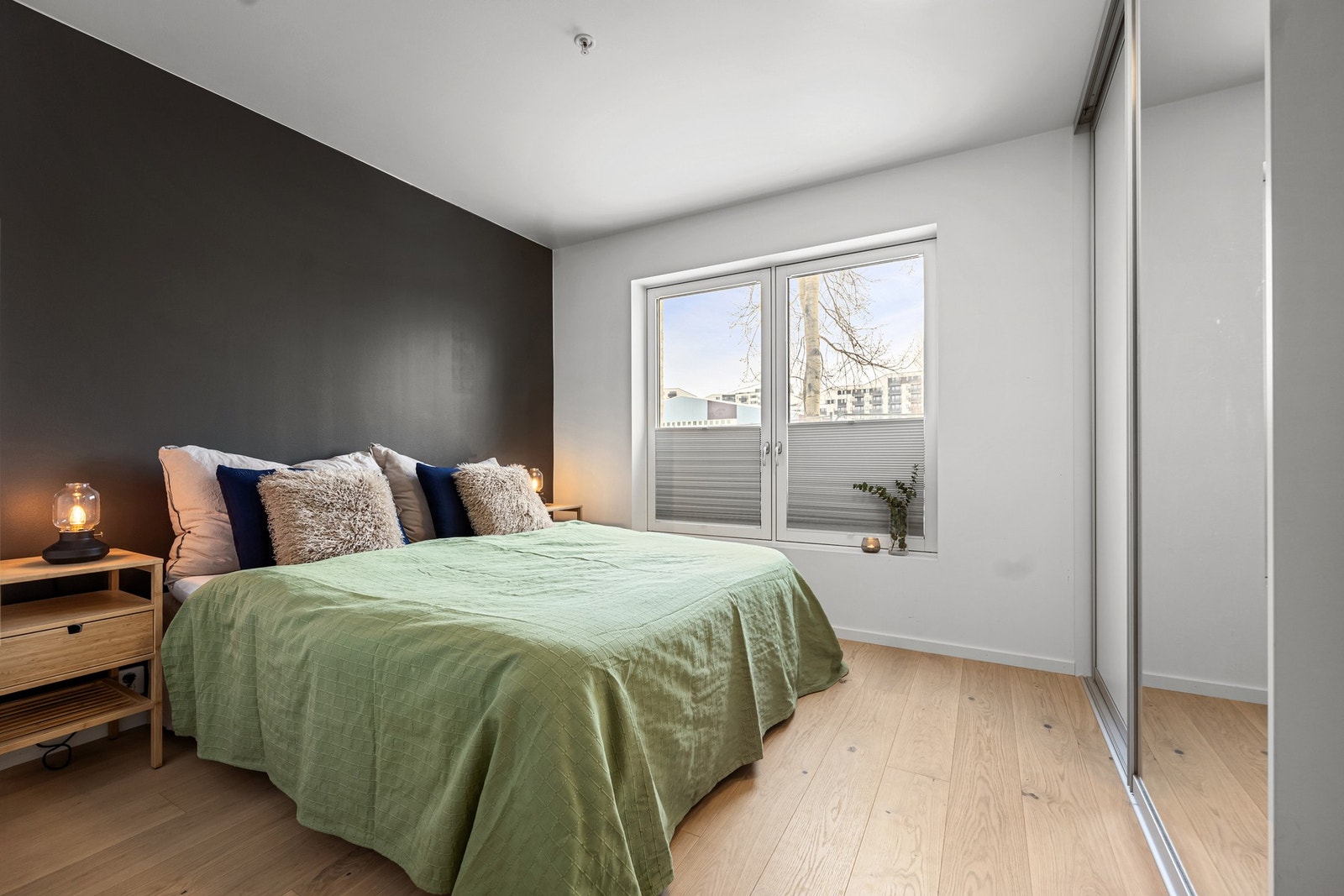 Hovedsoverommet er av god størrelse og har plass til dobbeltseng med tilhørende nattbord. Galleribilde