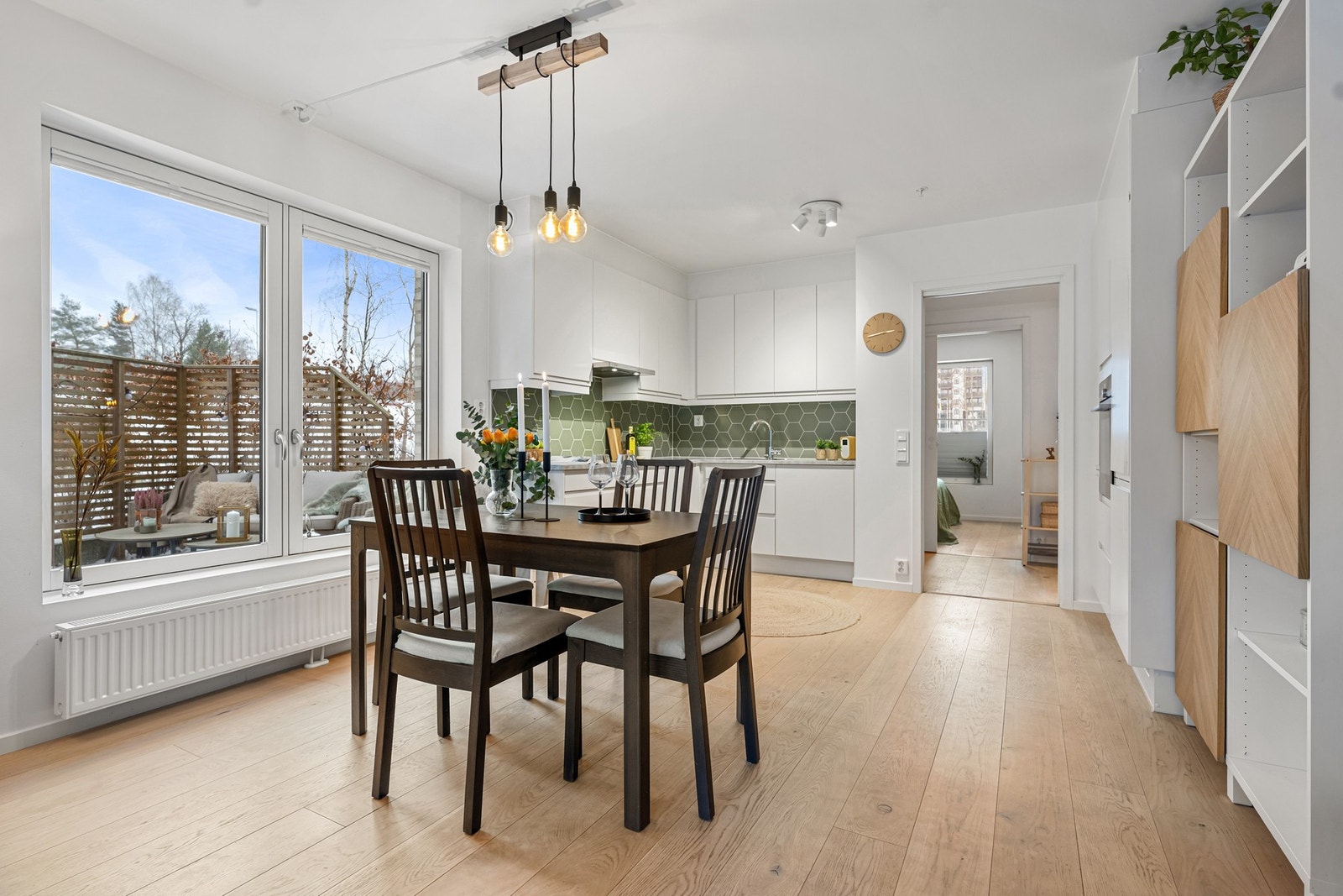 På kjøkkenet er det god plass til spisebord, perfekt for gjester og familie. Galleribilde