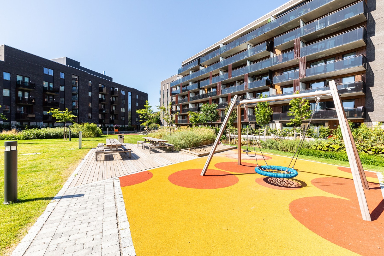 Flotte fellesarealer med beplantning og lekeplass. Galleribilde