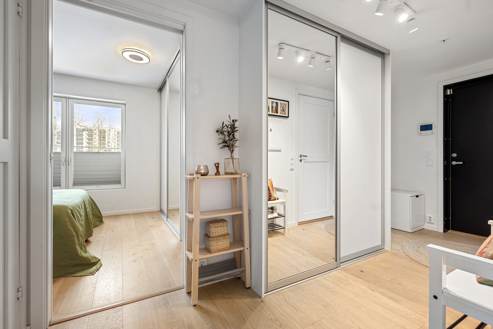 Boligen har i alt tre soverom hvorav hovedsoverommet er plassert i entrèen. Galleribilde