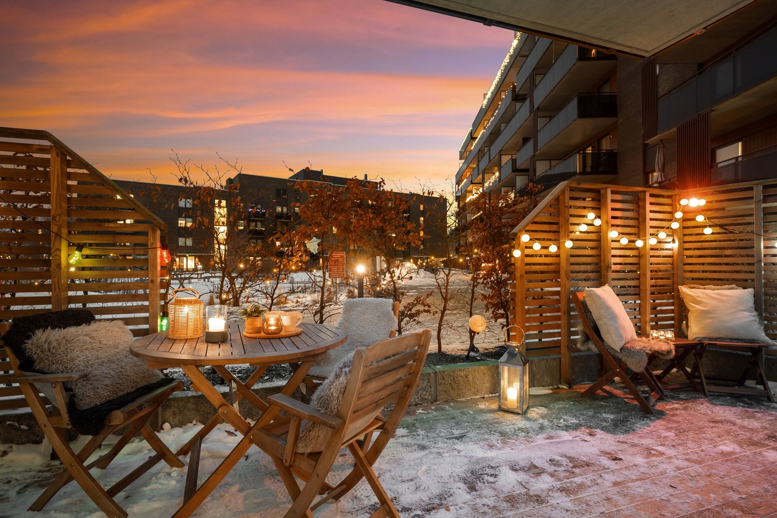 Den store terrassen byr på godt med plass til flere møbleringssoner som loungemøblement, spisebord og solsenger. Galleribilde