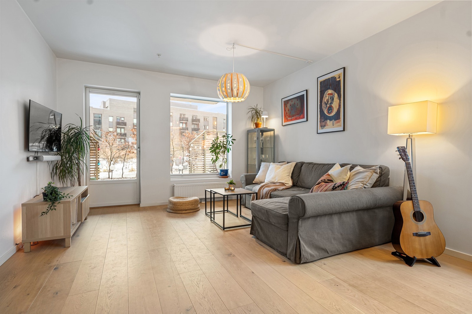 Her er det god plass til hjørnesofa, salongbord og mediemøblement. Galleribilde