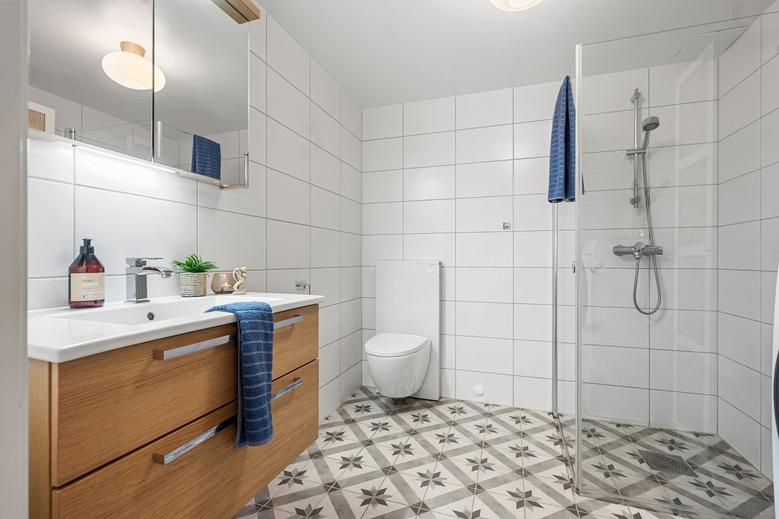 Badet har flotte fliser på gulvet med gulvvarme og opplegg for vaskemaskin og tørketrommel. Galleribilde