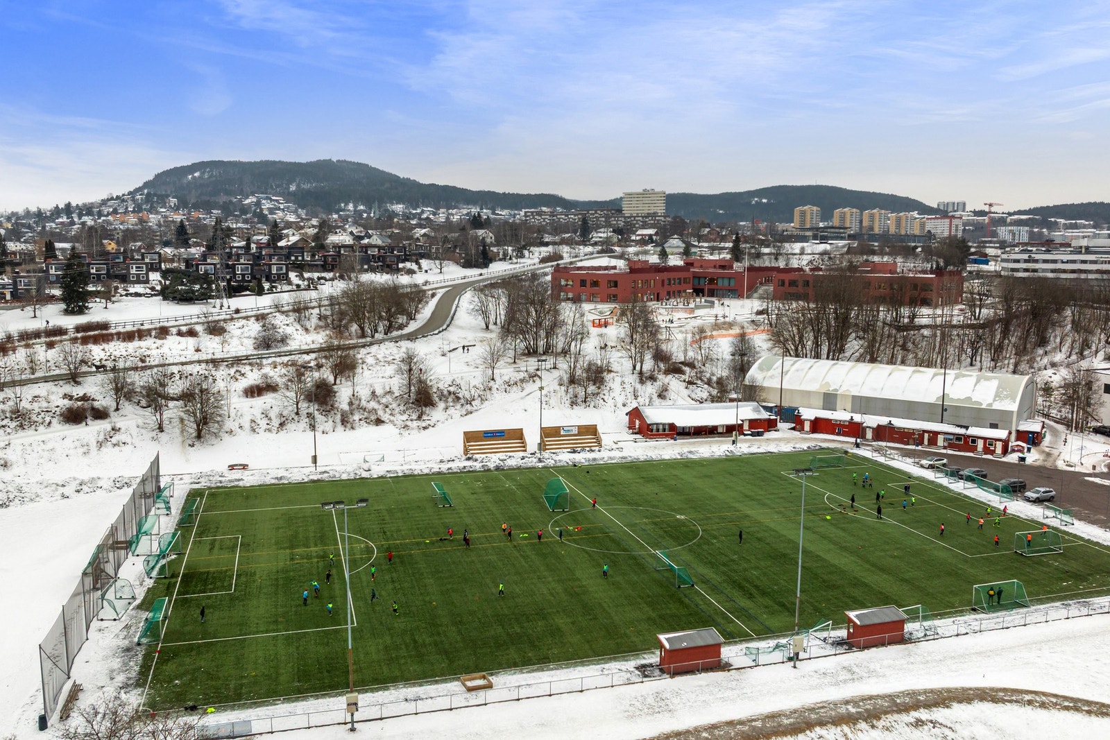 Her får man kunstgressbaner, ny tuftepark, klubbhus, Løren ishall og Lørenhallen. Galleribilde