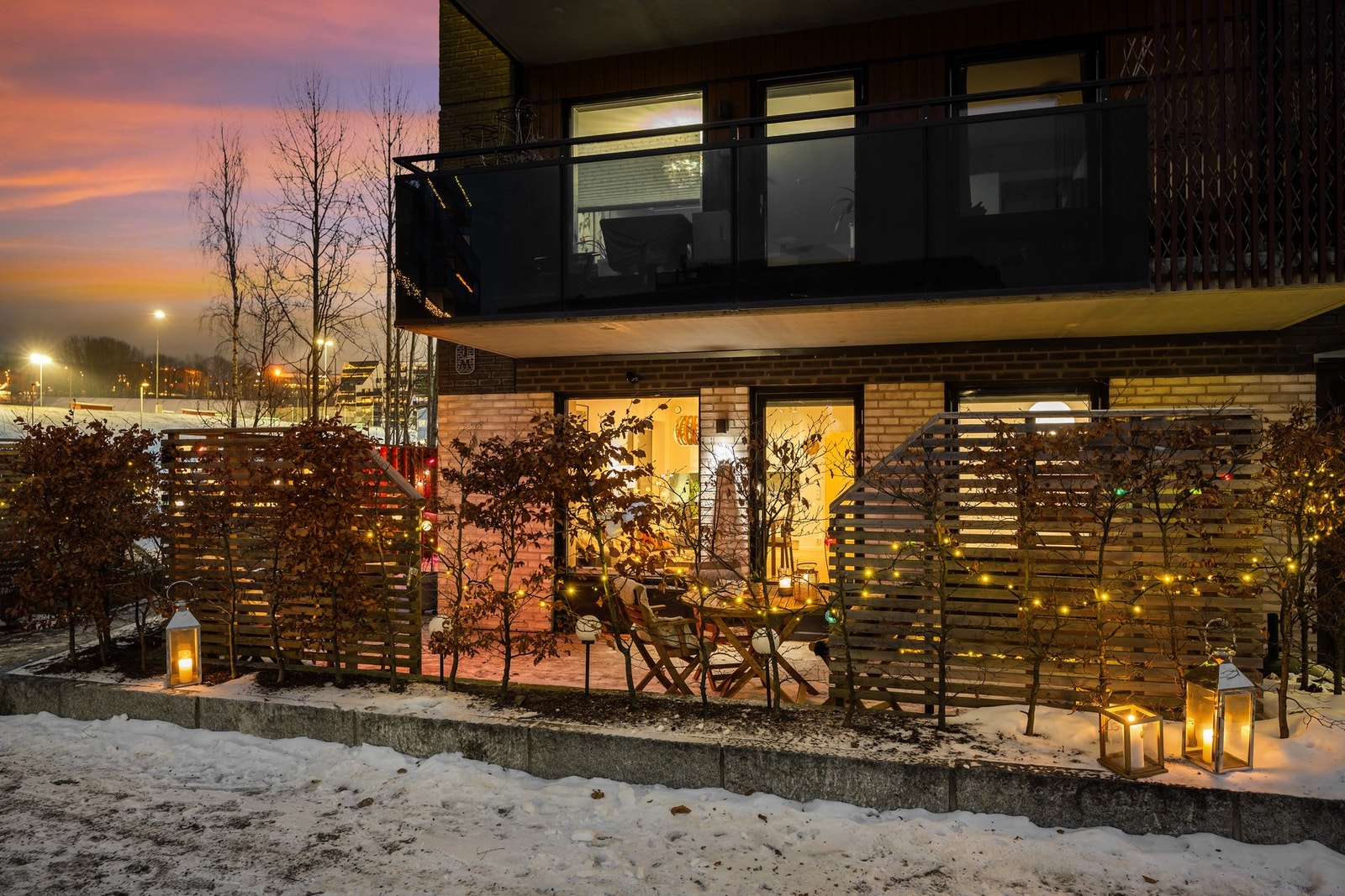 Om sommeren oppleves uteområdet som en grønn oase med flott beplantning. Galleribilde