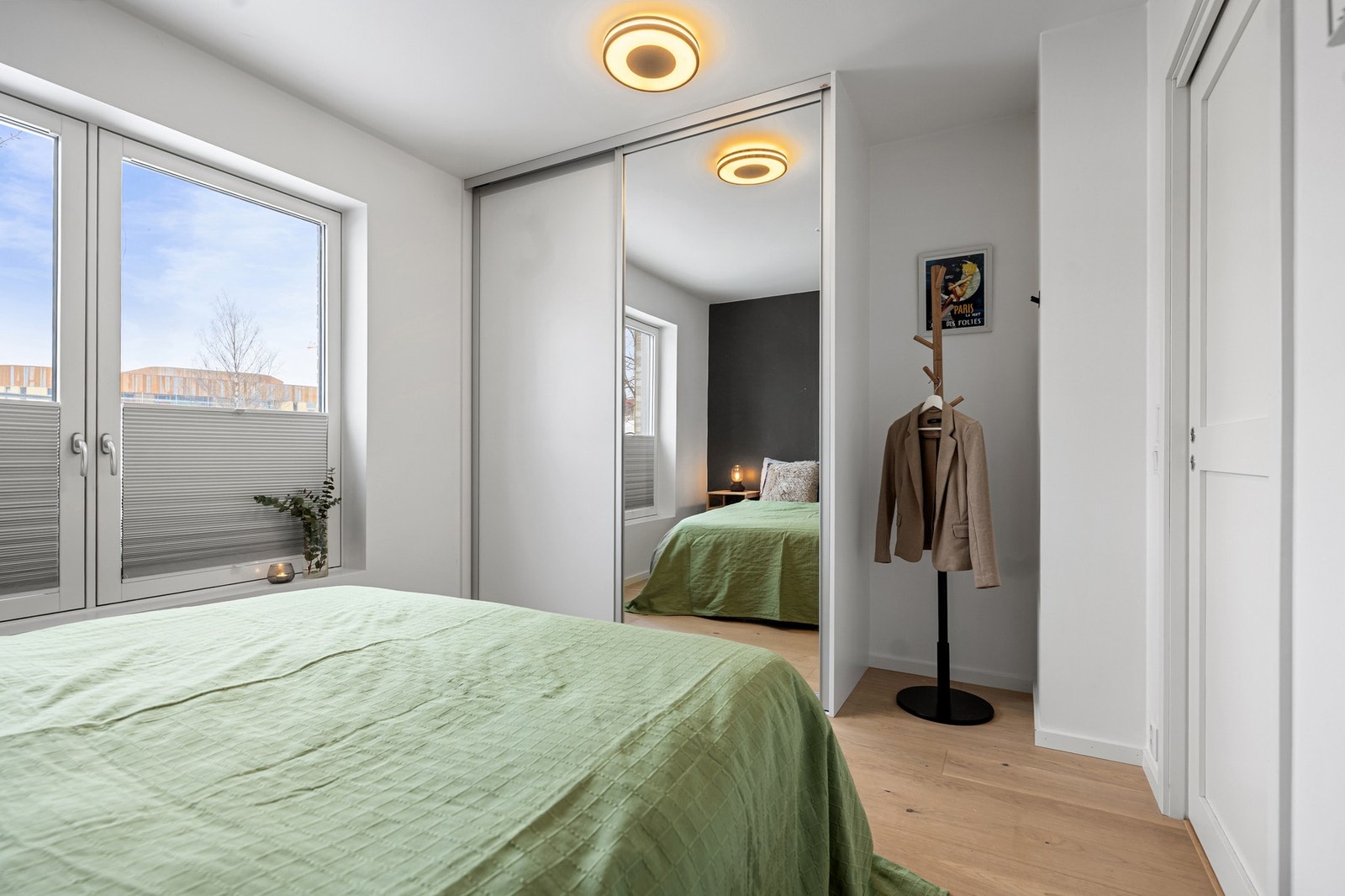 Romslig skyvedørsgarderobe gir godt med oppbevaring. Galleribilde