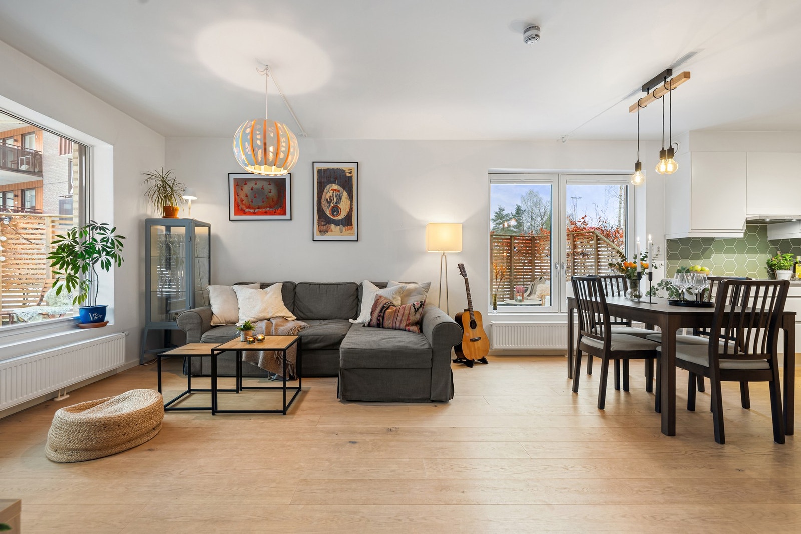 Velkommen inn i stuen! Her er det store vindusflater som gir godt med naturlig lys inn i leiligheten. Galleribilde