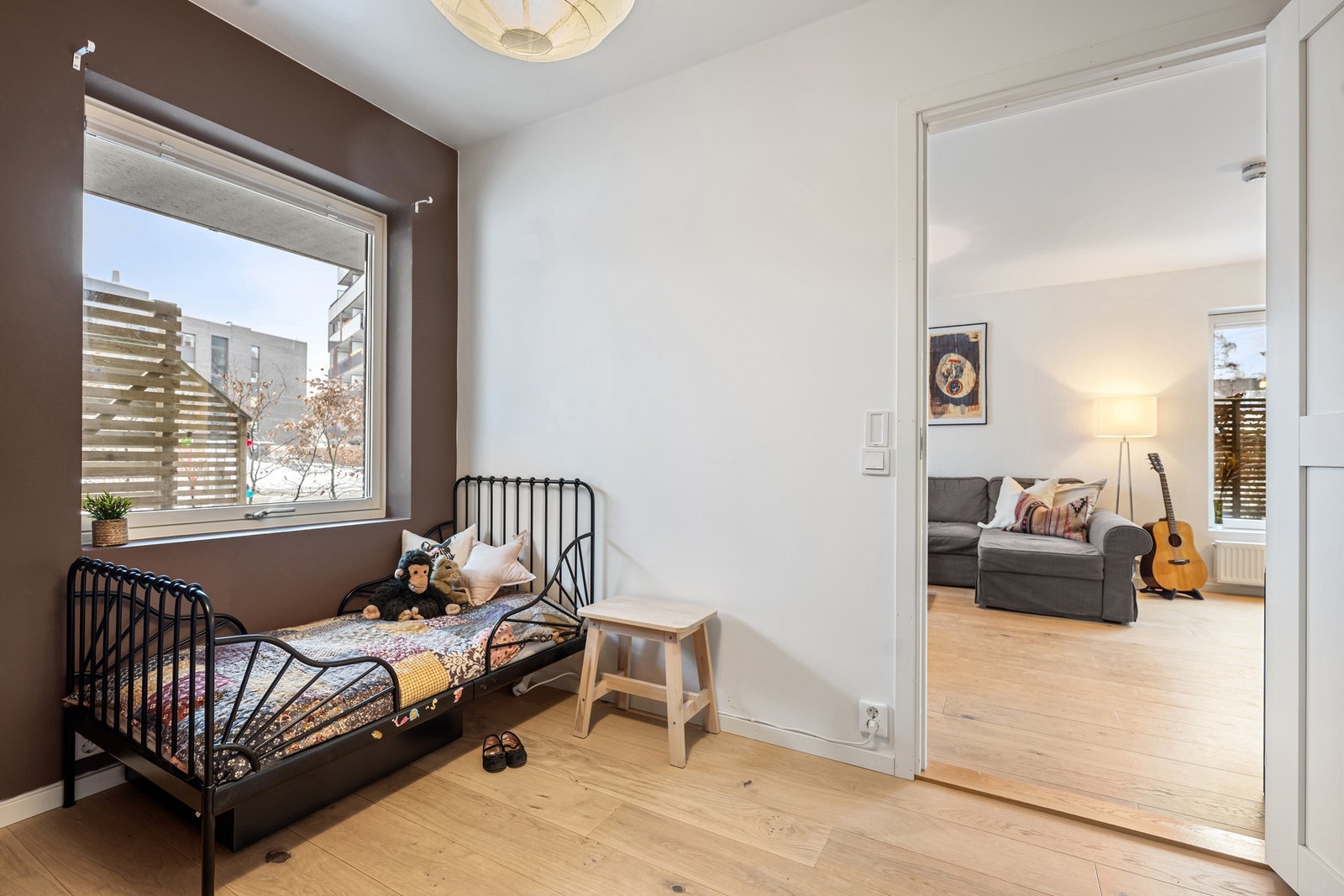 Her er det fin plass til seng, kontorpult og oppbevaringsmøblement. Galleribilde