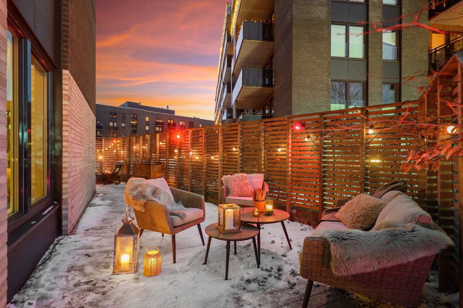 Uteplassen byr på fine solforhold med sol hele ettermiddagen og utover kvelden. Galleribilde