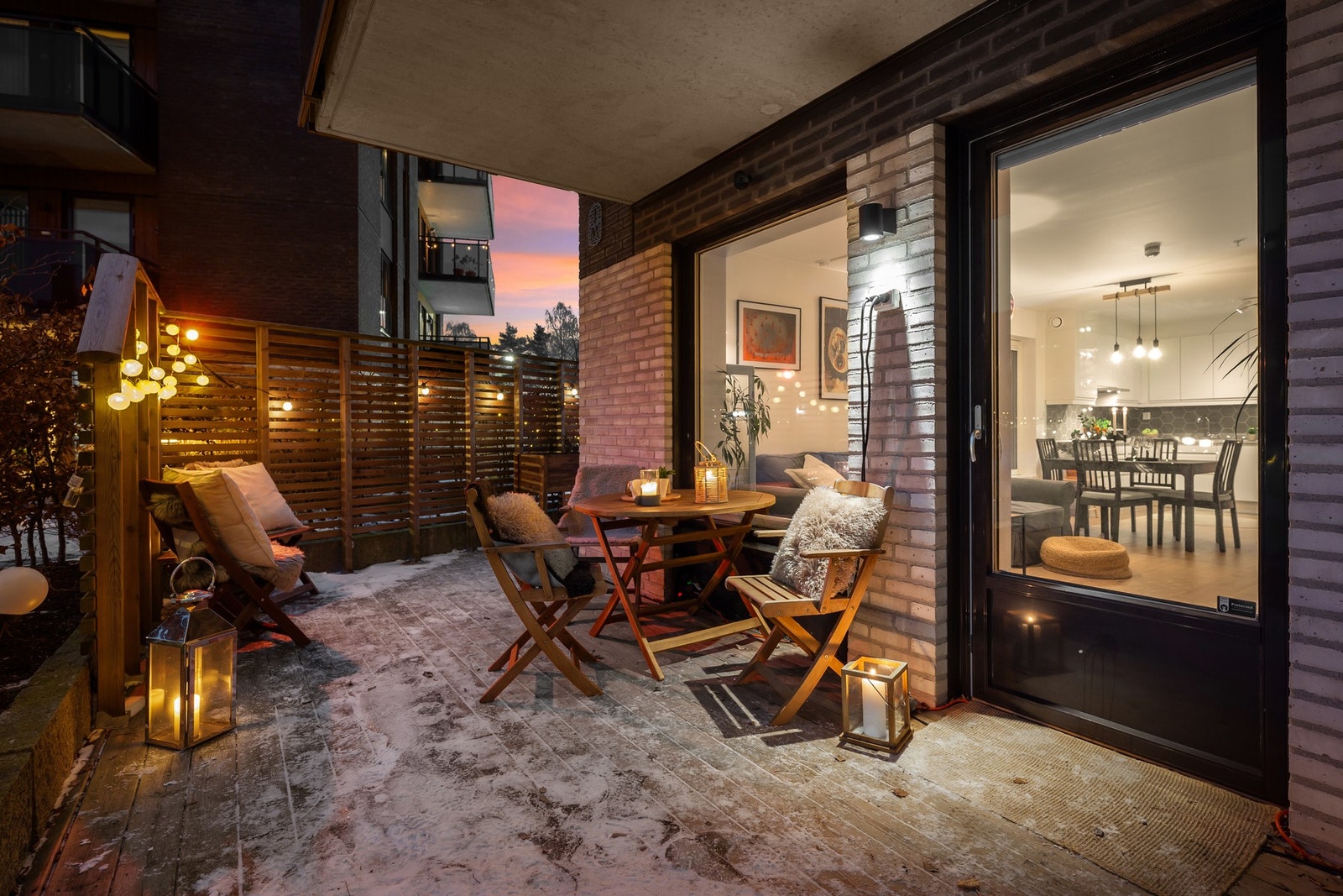 Fra stuen er det adkomst til en romslig markterrasse vendt mot sameiets fine fellesområder. Galleribilde