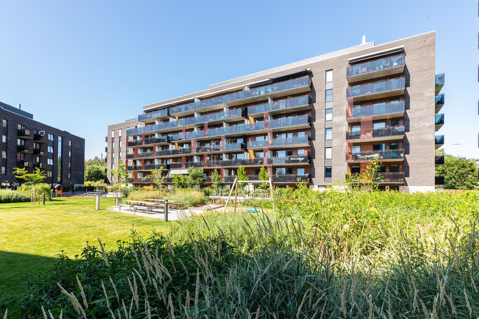 Løkkehagen er et svært populært sameie å bo i. Her bor du rolig og skjermet til i overgangen mellom by og småhusbebyggelsen. Galleribilde