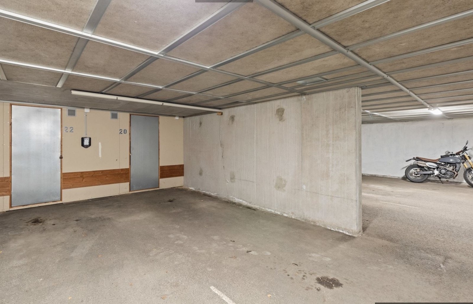 Garasjeplass med egen tilhørende bod Galleribilde