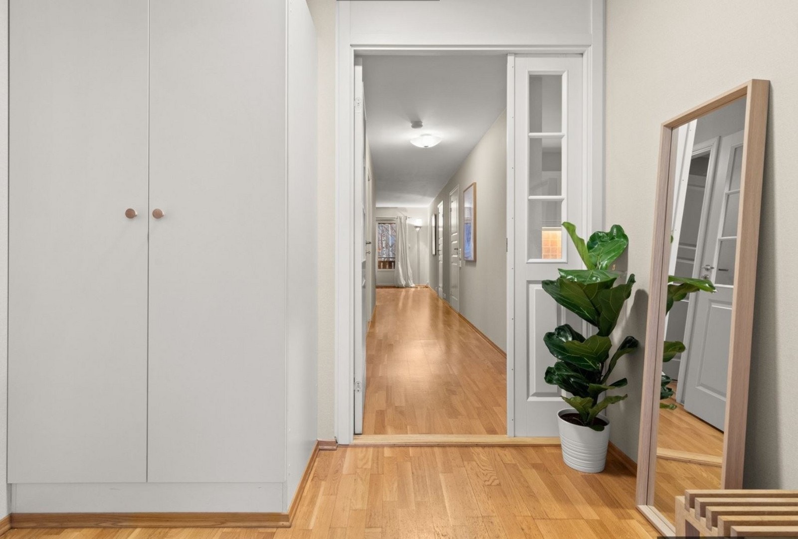 Gang med skap og egen innvendig bod Galleribilde