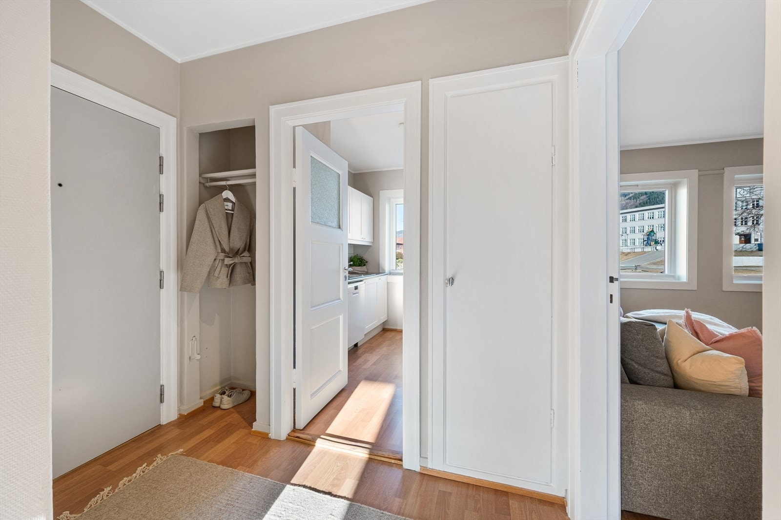 - Entréen måler 5,2m². Leiligheten disponerer 2 eksterne boder i kjeller på hhv. 5,1m² og 3,9m² - Galleribilde