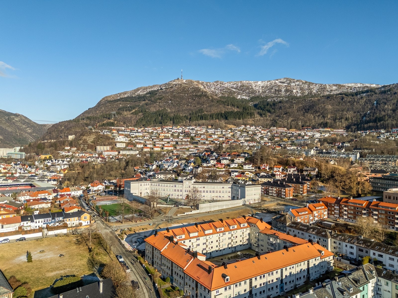 - Det er kort vei til både bybane og bussstopp som ligger kun en 6-8 min spasertur unna. Enkel vei til sentrum - Galleribilde