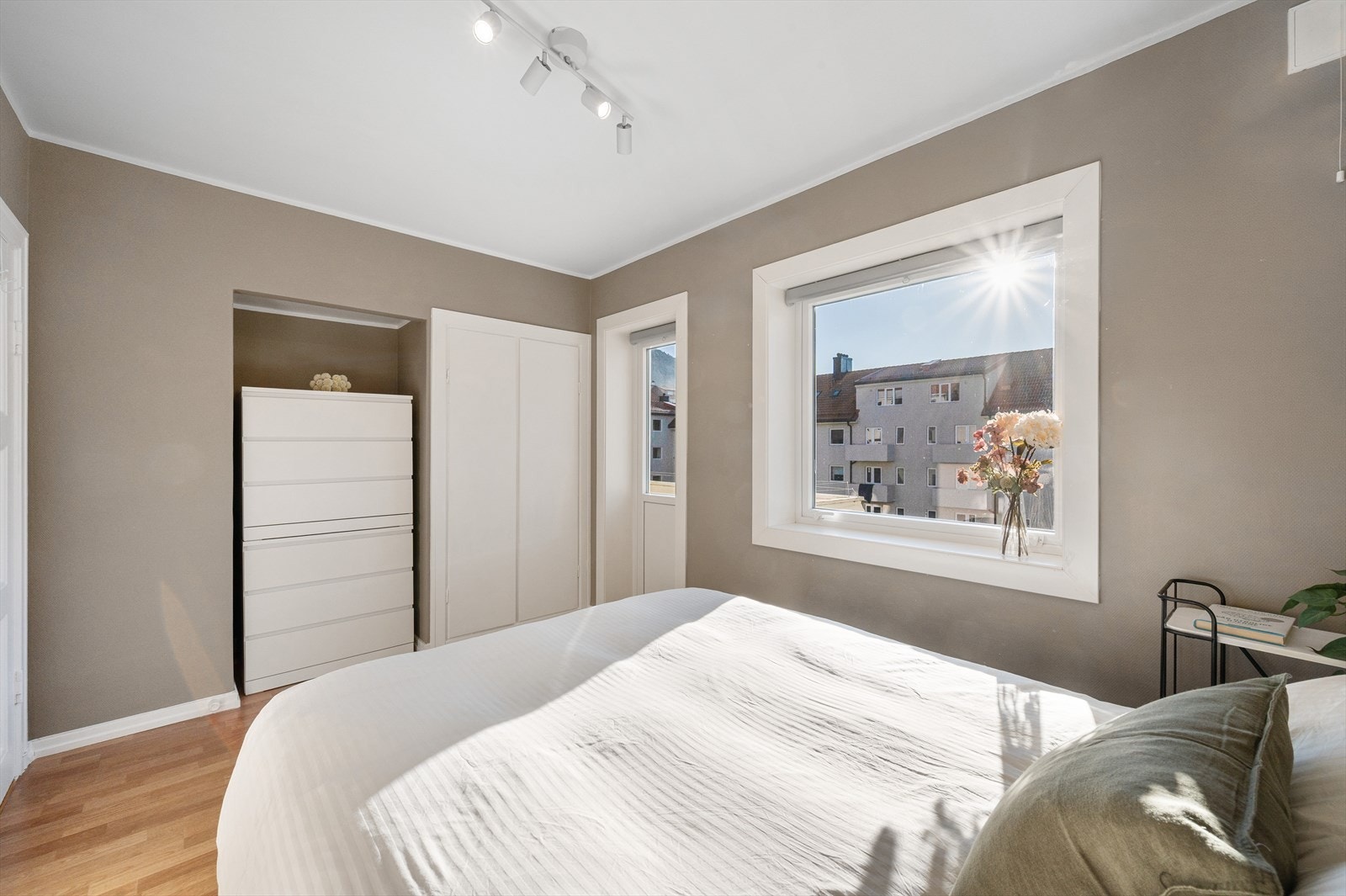 - Godt med lagringsplass i innebygget garderobeskap og nisje - Galleribilde