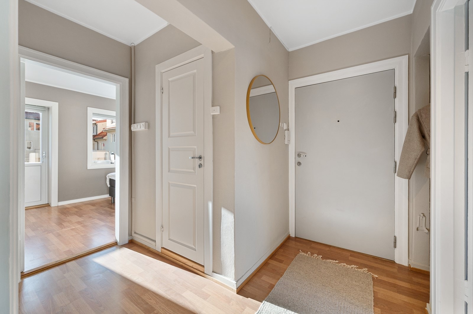 - Du blir ønsket velkommen hjem til en lys og trivelig gang. Svært godt førsteinntrykk av leiligheten! - Galleribilde