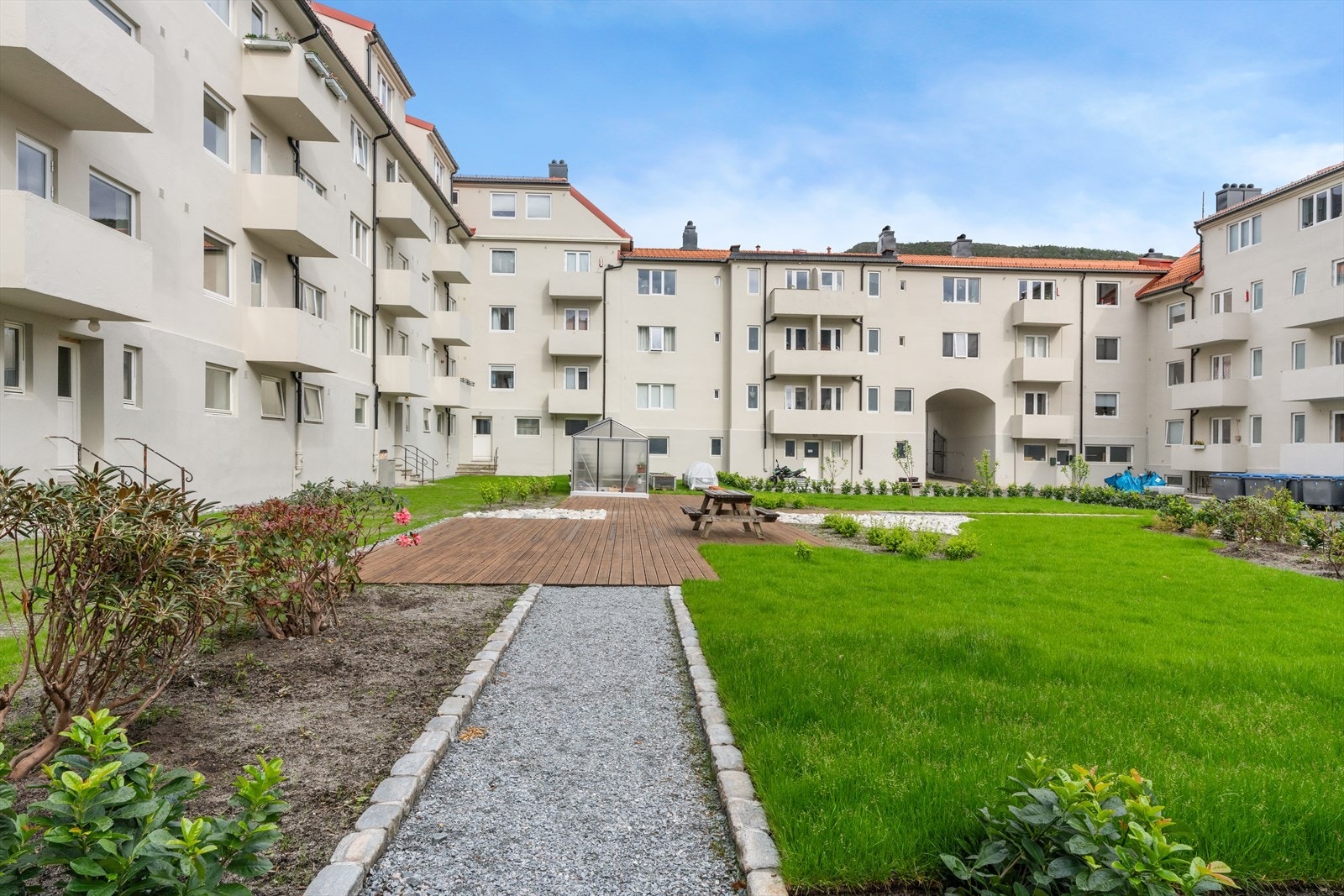 - Nærmeste dagligvarebutikk, Bunnpris Hope, ligger kun 6 minutters gange unna. 8 minutter unna ligger Kiwi Birkeveien - Galleribilde