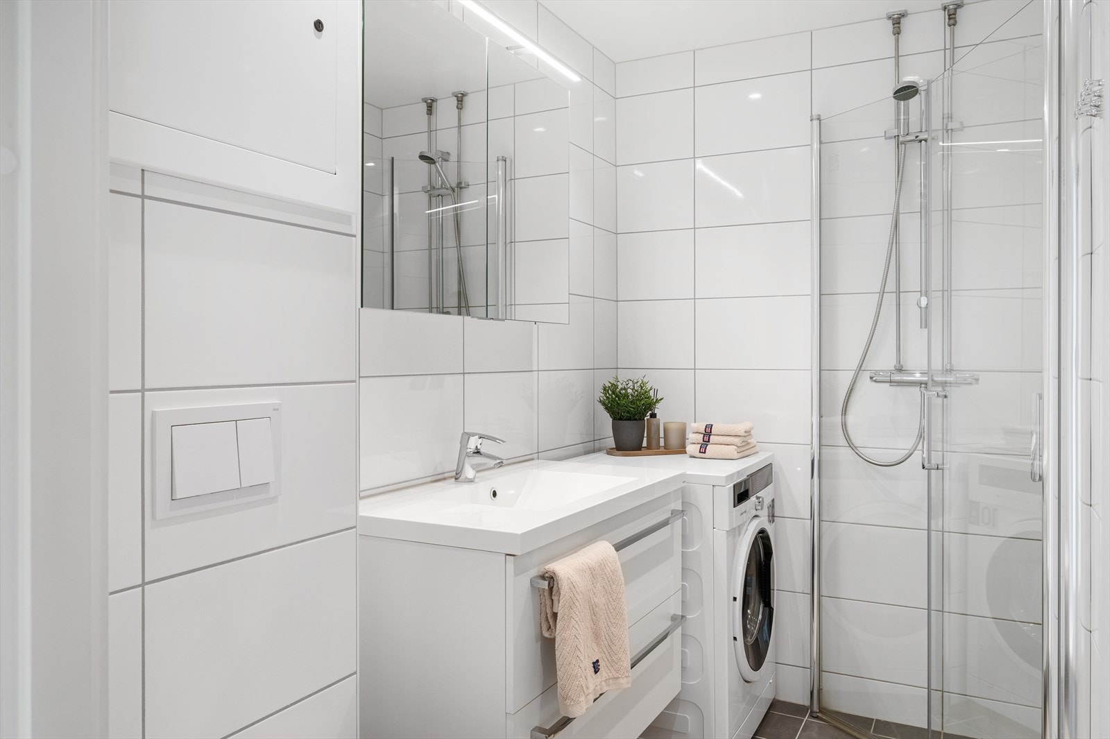 - Badet måler 3,1m² og har fliser på gulv samt plater på vegg - Galleribilde