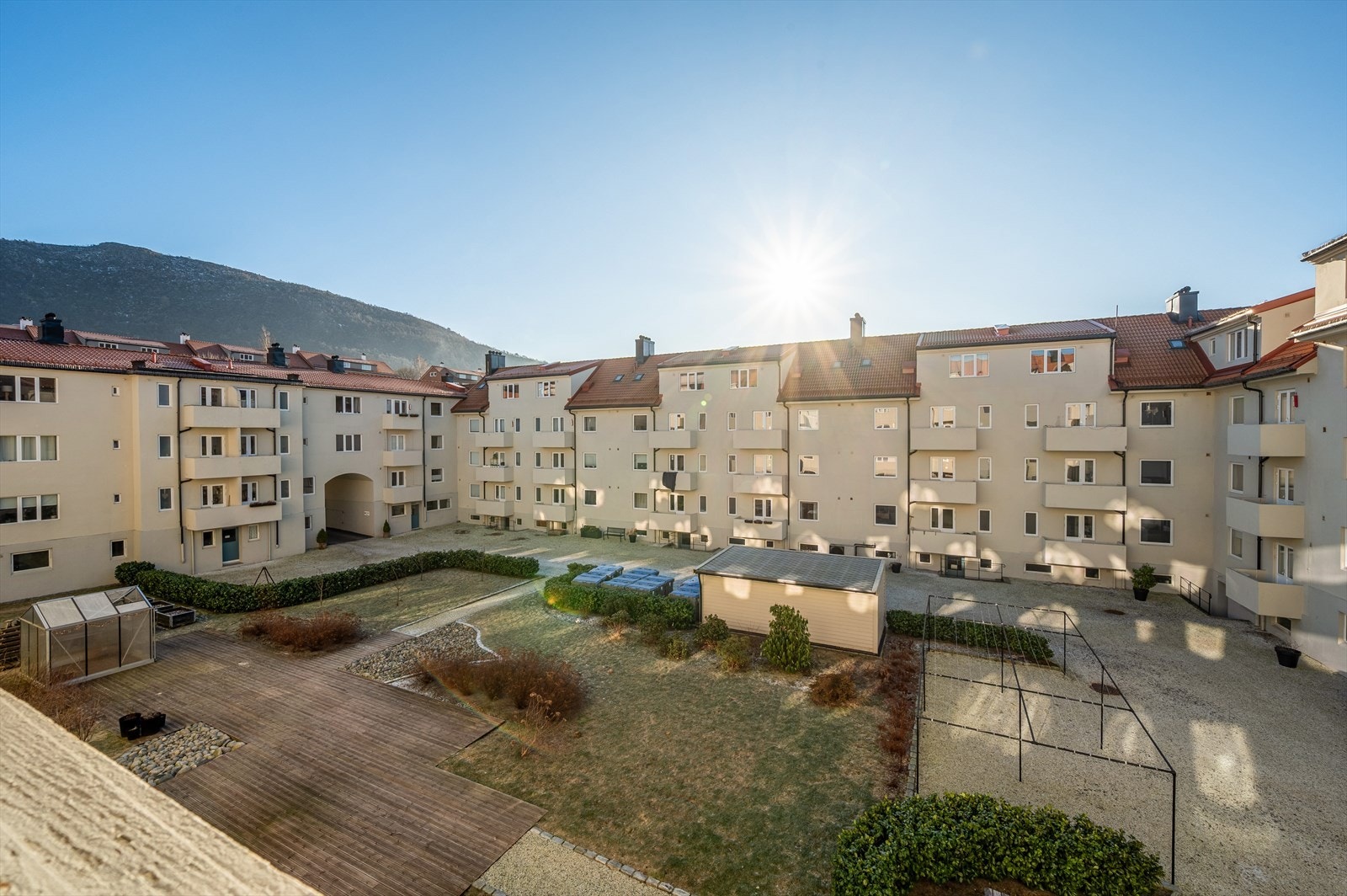 - Her har man flott utsikt over bygården og fjell - Galleribilde