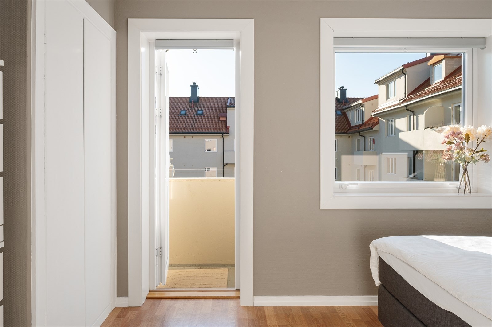 - Fra ene soverommet har man direkte tilkomst til leilighetens fine balkong - Galleribilde