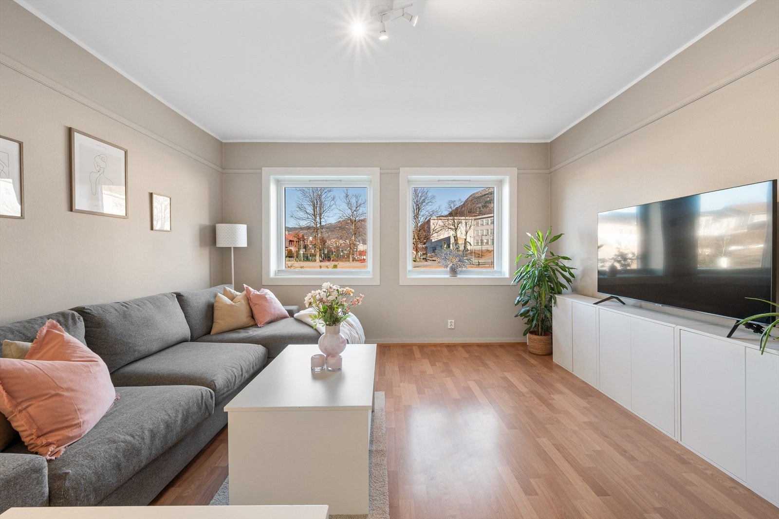 - Her bosetter du deg i et borettslag hvor store kostnader som bla. nytt rørsystem (vann og avløp), vinduer og tak er fra 2019 - Galleribilde