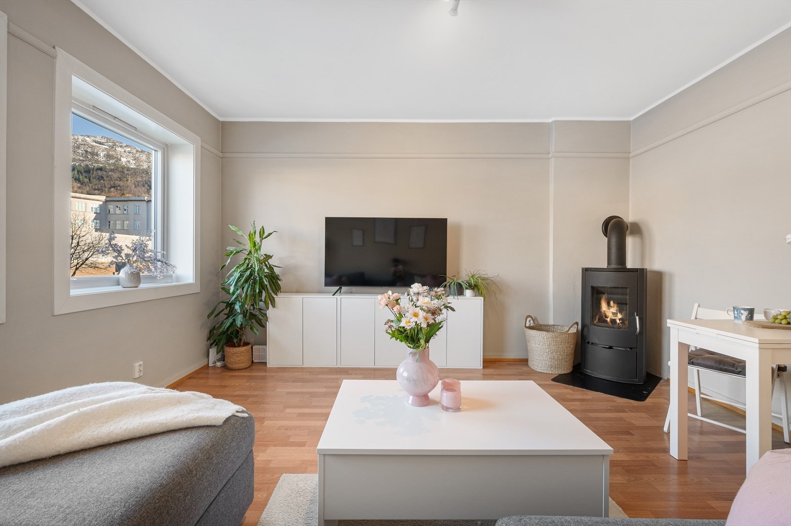 - Leiligheten har et BRA-i på 63m² og inneholder entré, kjøkken, bad, 2 soverom og stue - Galleribilde