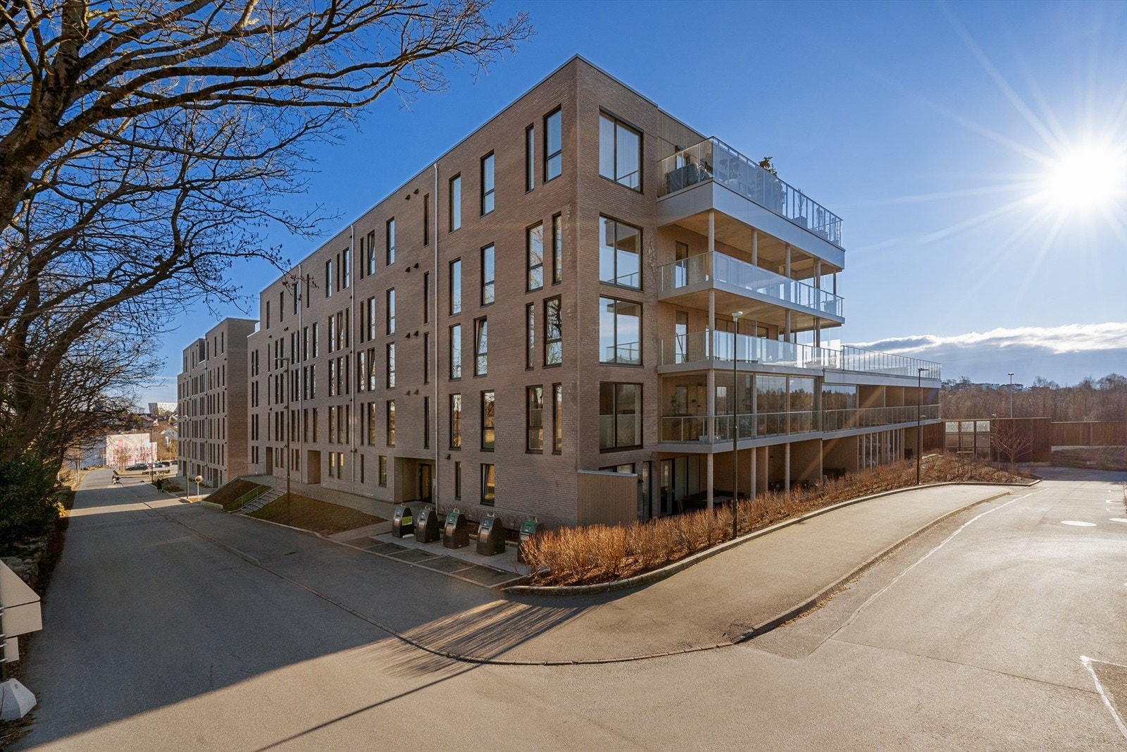 Det er trappefri adkomst og heis ned til u.etg hvor bod på 4 kvm er. Det er heis til stor felles takterrasse. Fast parkeringsplass i garasje med mulighet for elbil-lader. Galleribilde