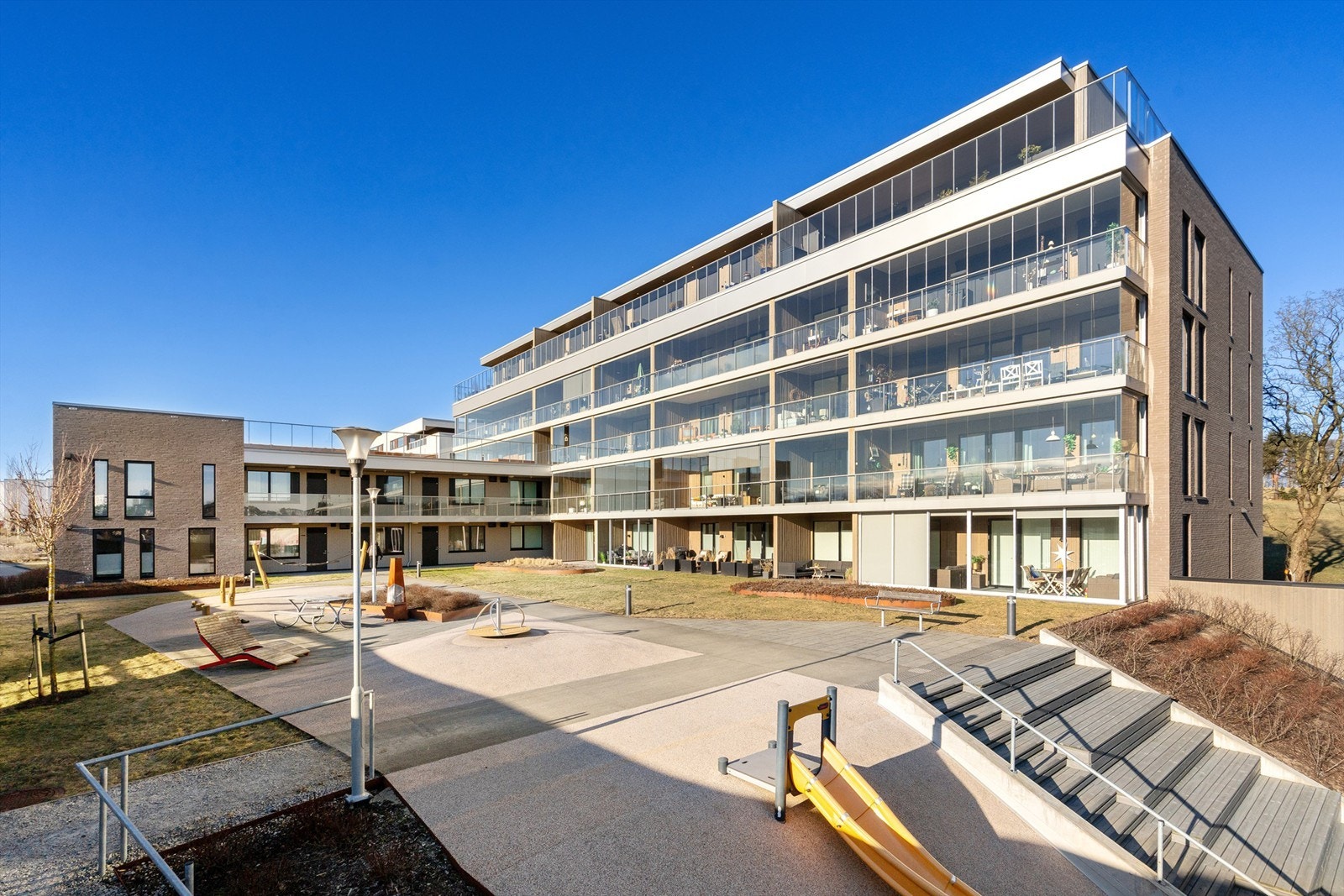 Plassert i byggets 1. etasje og mot vest, så får du egen inngang fra svalgang i fellesområde. Galleribilde