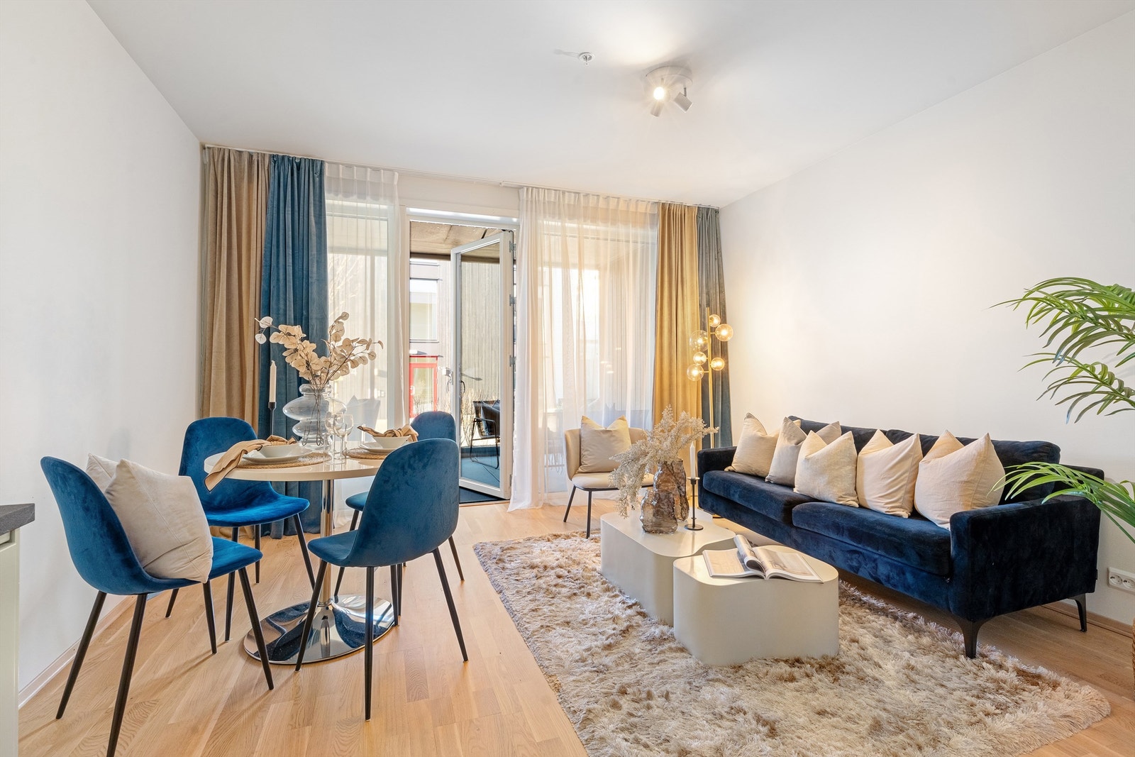 Stue og kjøkken ligger i en åpen og sosial løsning, med vindu fra tak til gulv, og direkte utgang til innglasset markterrasse på 11 kvm. Den innglassede markterrassen føles som en forlengelse av stuen. Galleribilde