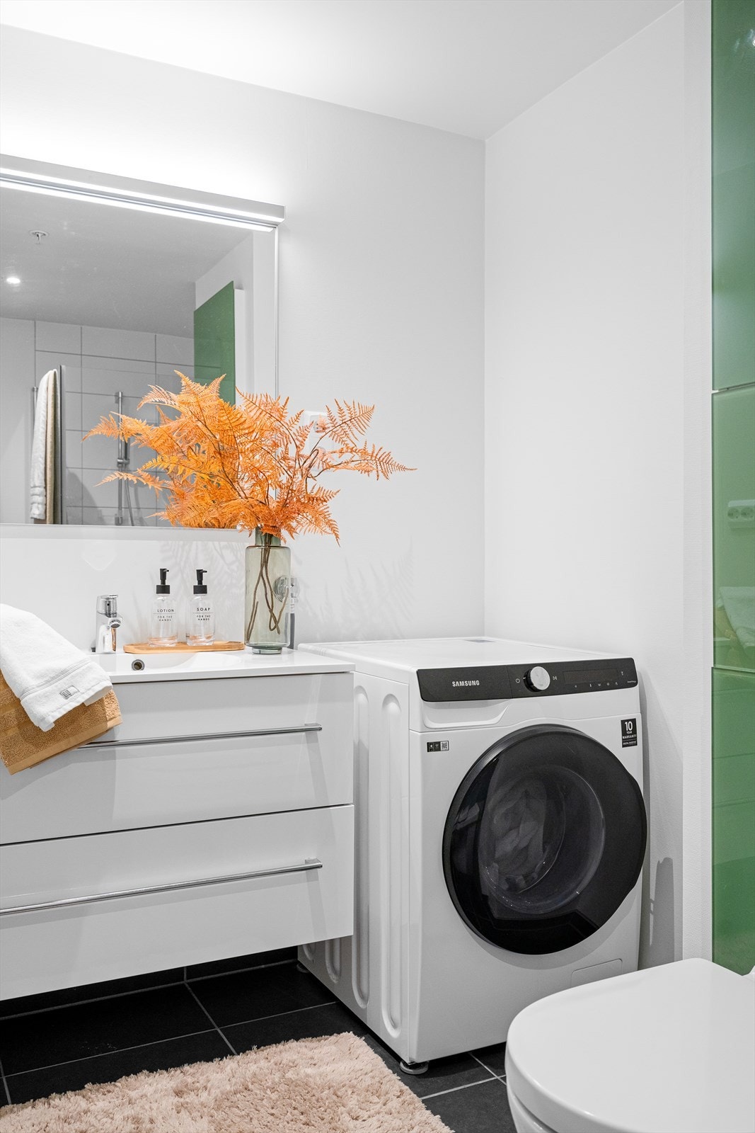 Opplegg for vaskemaskin samt plass til tørketrommel om man skulle ønske det. Et fint og stilrent baderom. Eier har i dag en kombimaskin på bad, som kan medfølge leiligheten. Galleribilde