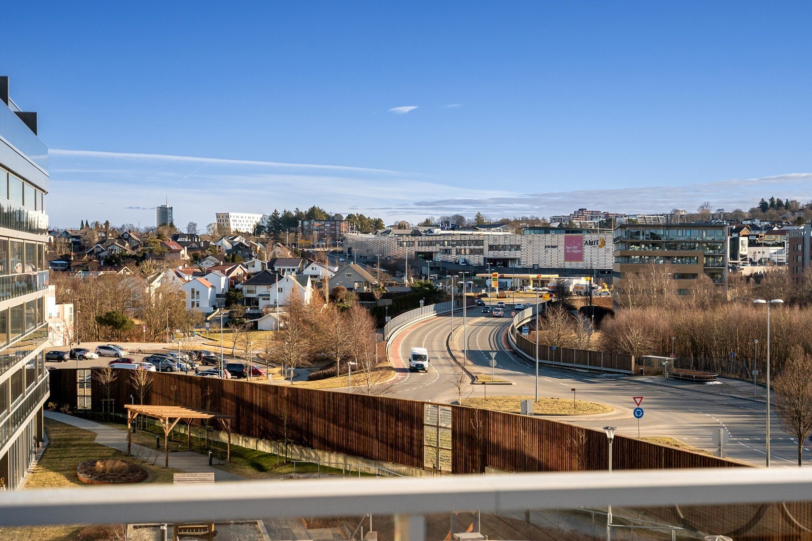 Madla Amfi kan by på shopping, restauranter, dagligvarebutikk, treningssenteret SATS m.m. Kort gåavstand fra leiligheten. Galleribilde