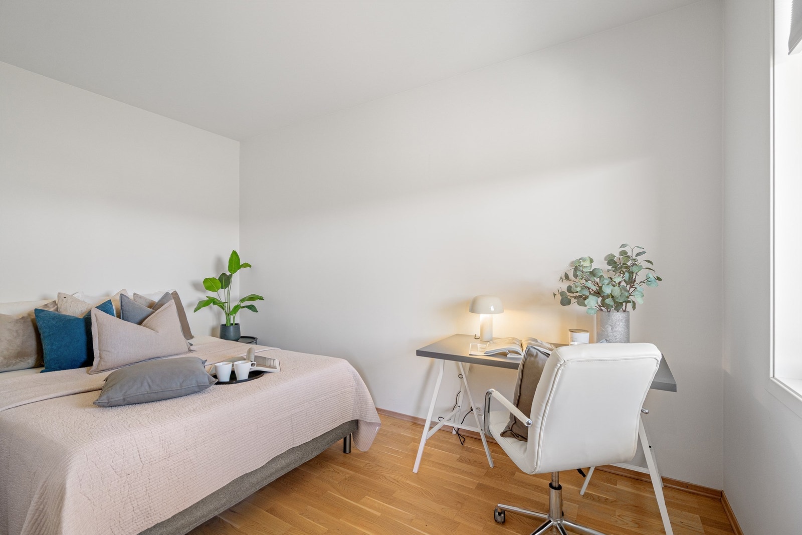 Soverom er av god størrelse med plass til dobbeltseng, garderobeskap, nattbord. Galleribilde