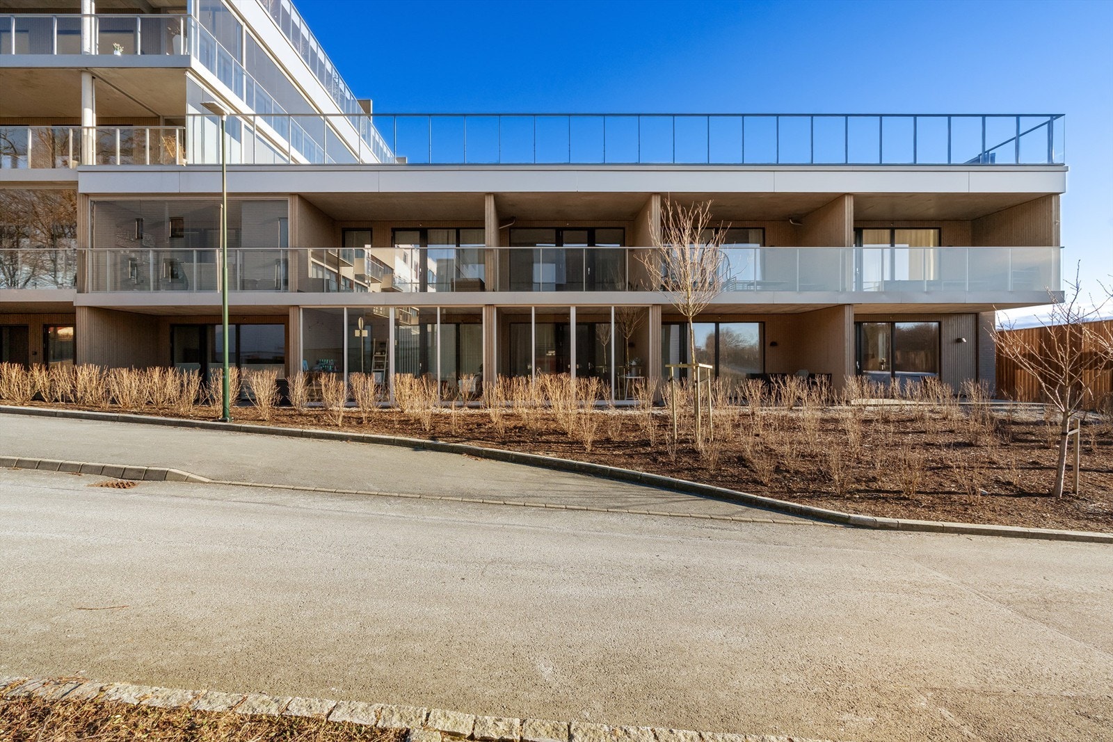 Innglasset markterrasse på 11 kvm mot vest. God plass til hagemøbler og grill. Galleribilde