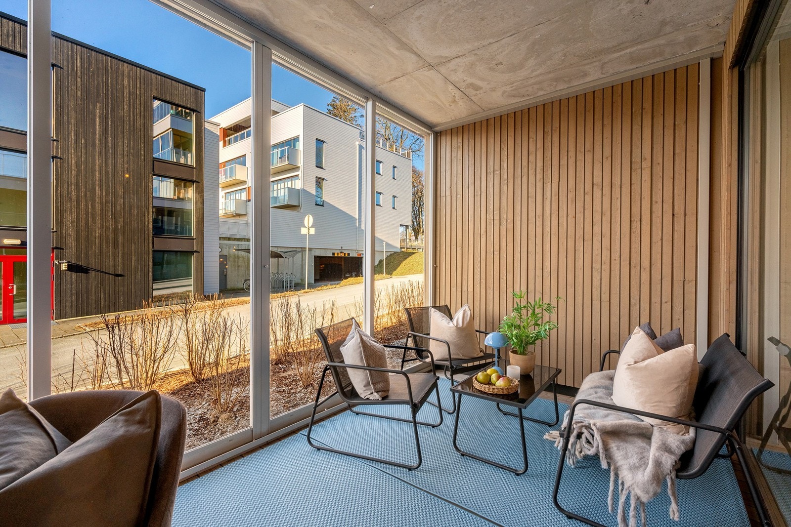 Innglasset markterrasse mot vest. Galleribilde