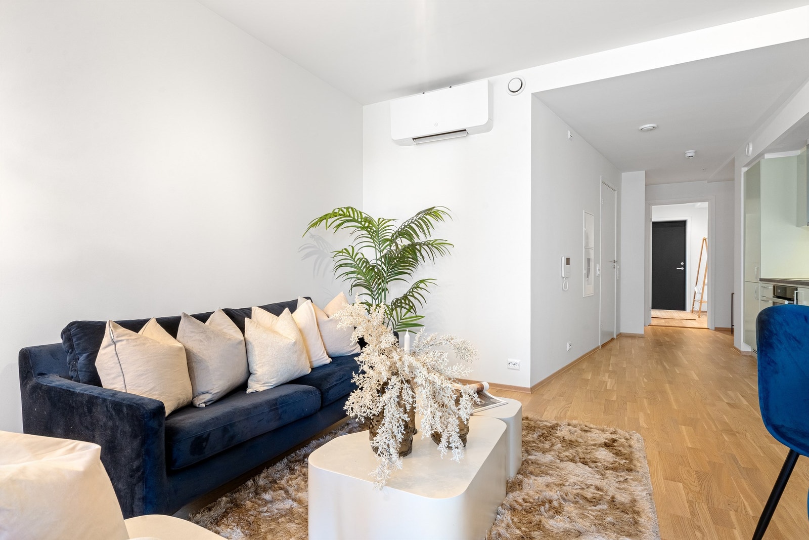 Stuen er åpen og lys med god takhøyde. Flere møbleringsmuligheter. Galleribilde