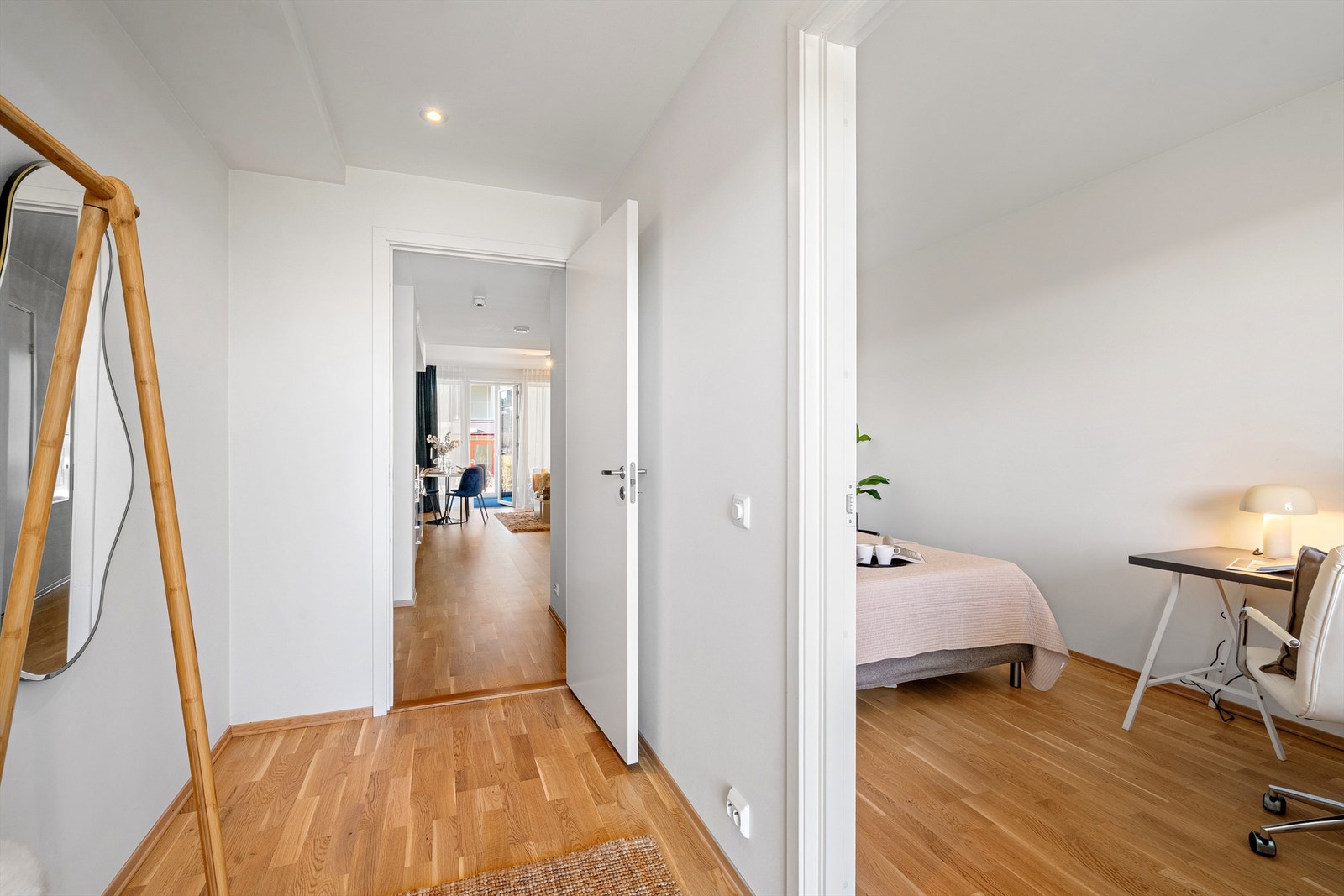 Åpen entré hvor det er god plass til å henge av yttertøy. Her er det plass til garderobeskap om man skulle ønske. Soverom ligger ved entré. Galleribilde