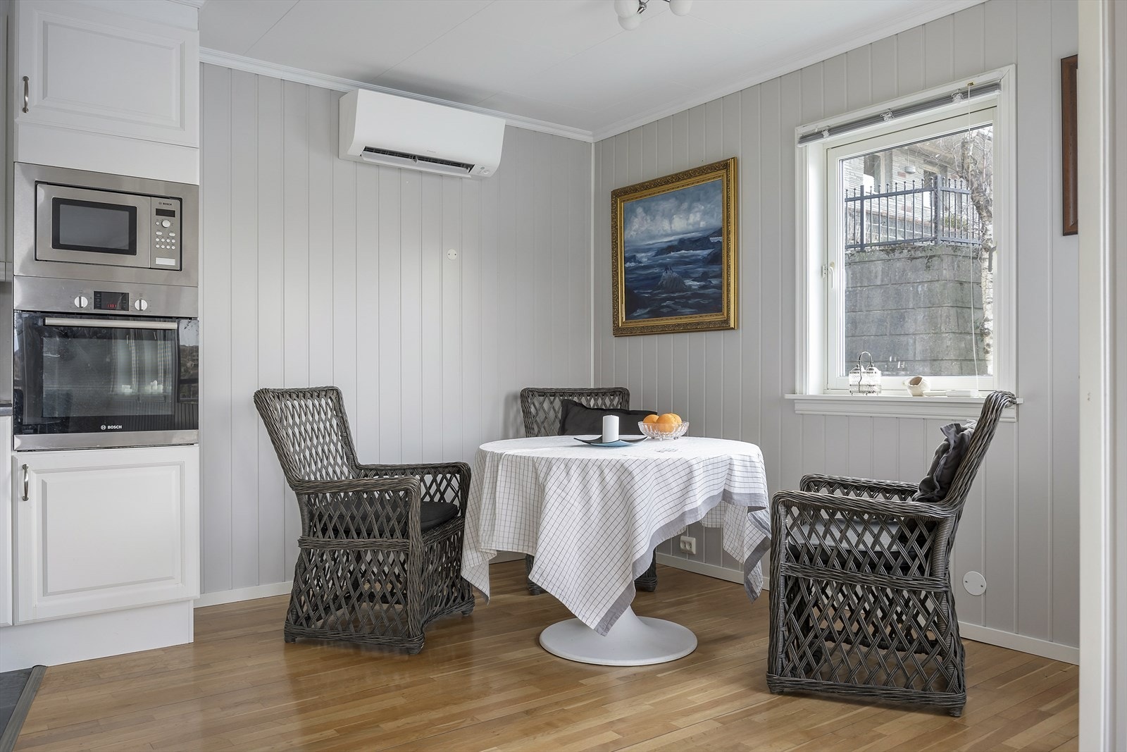 Koselig spiseplass på kjøkkenet. Galleribilde