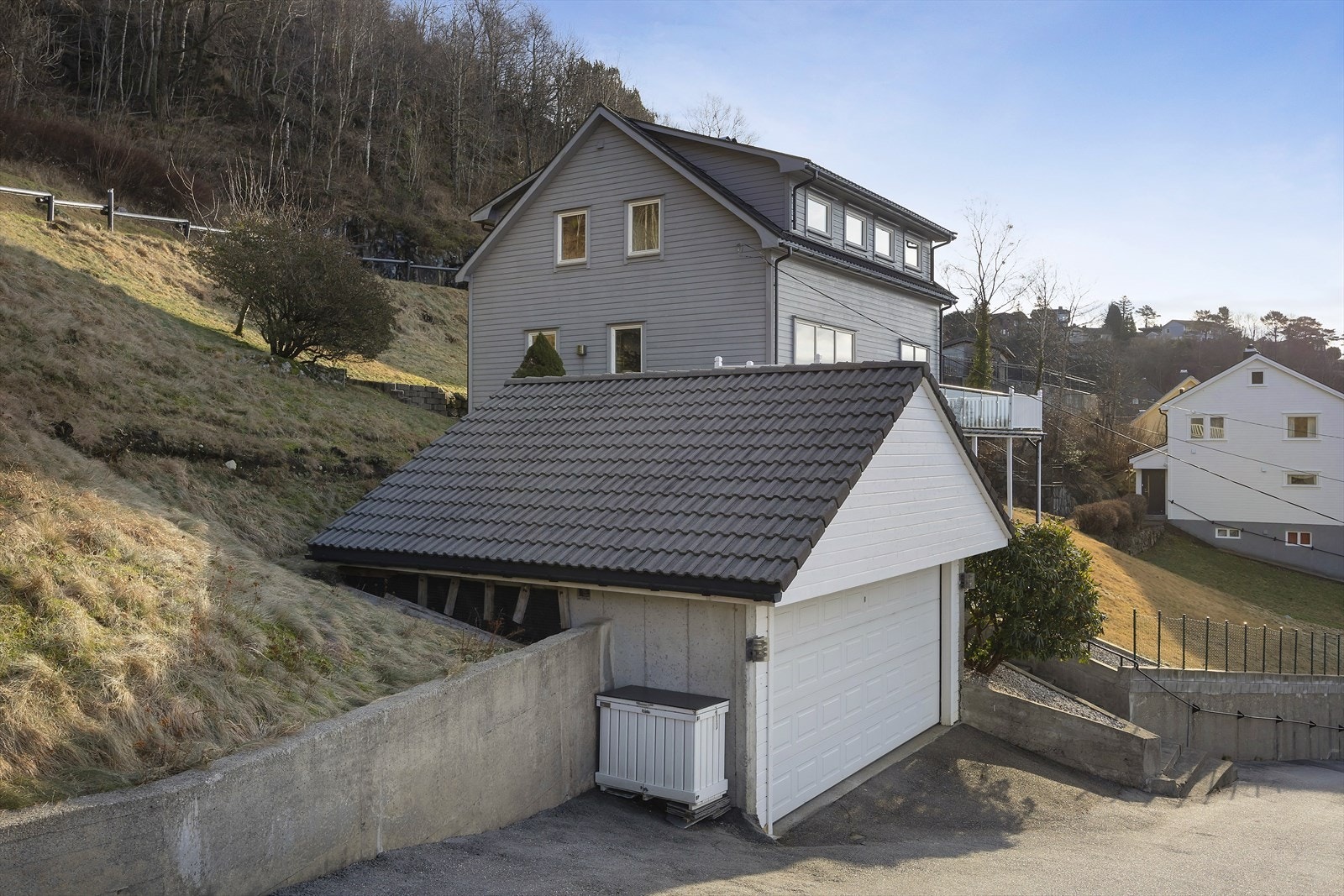 Parkering i dobbel garasje og enkel garasje ved vei Galleribilde
