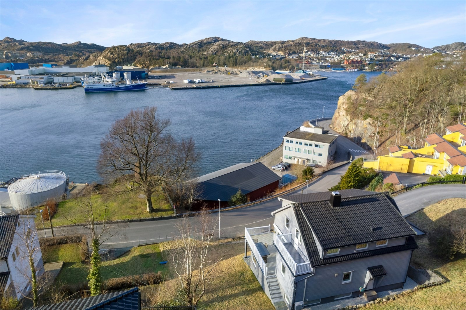 Denne beliggenheten har også praktiske fordeler, med kun en kort spasertur til sentrum av Egersund. Byen byr på fine nisjebutikker, sjarmerende kaféer/spisesteder, restauranter og kjøpesenter. Galleribilde