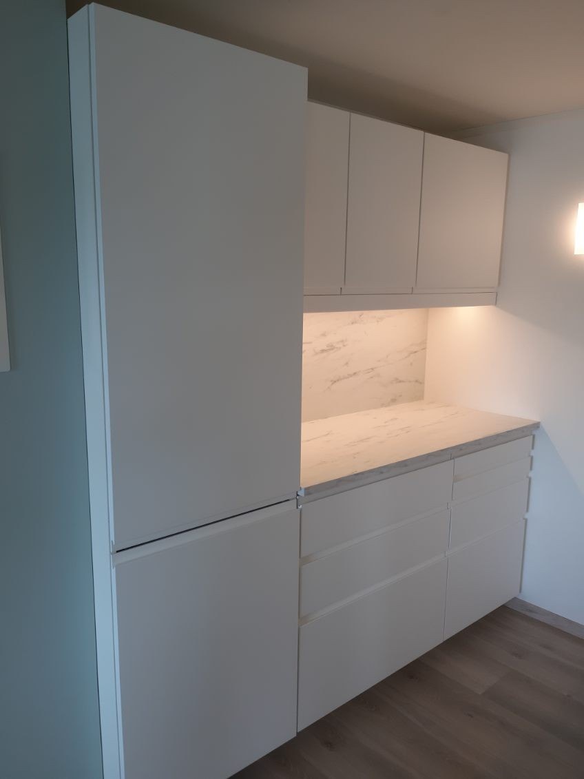 Moderne fin kjøkkeninnredning med integrerte hvitevarer Galleribilde