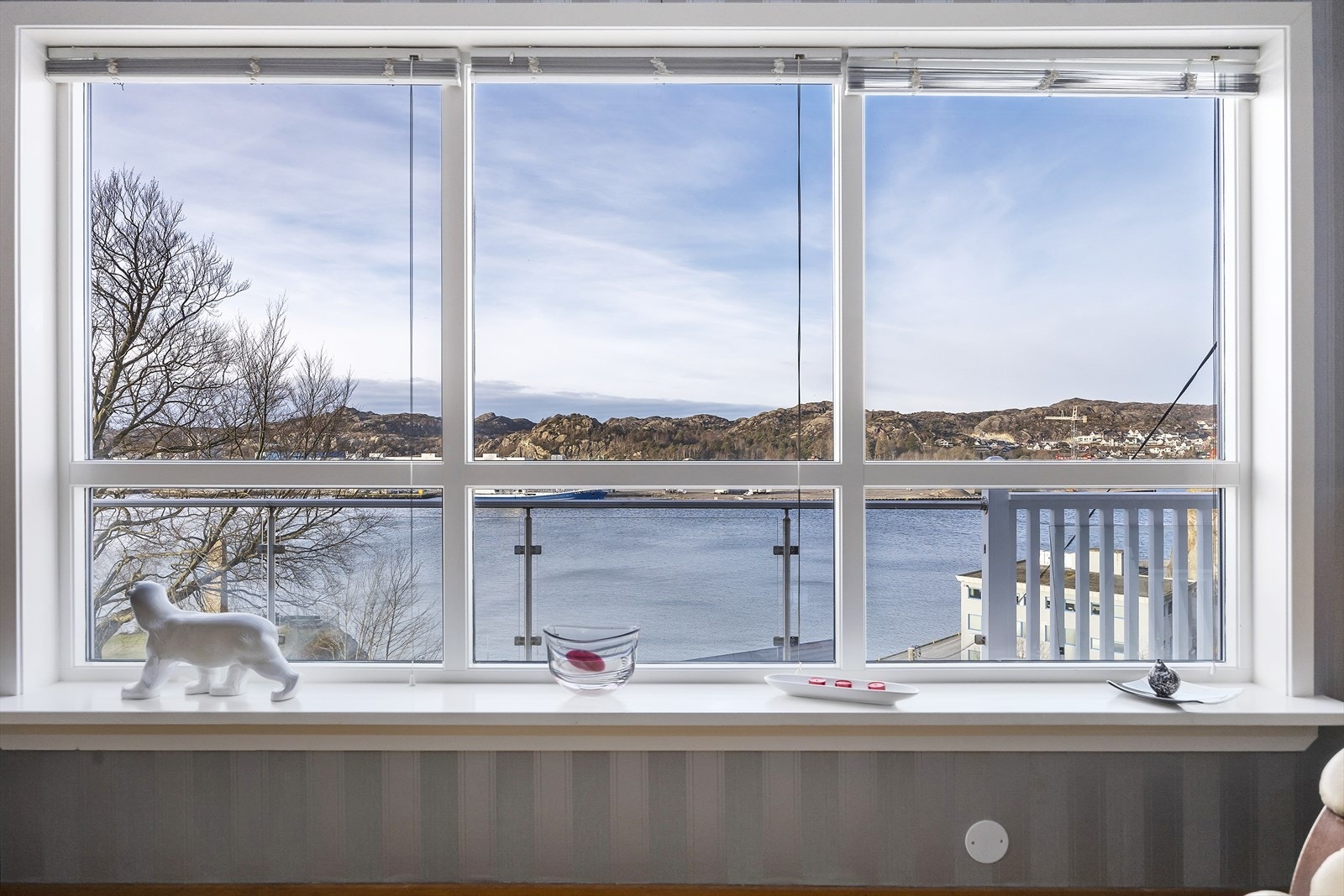 Her kan fin sjøutsikt nytes fra sofakroken. Galleribilde