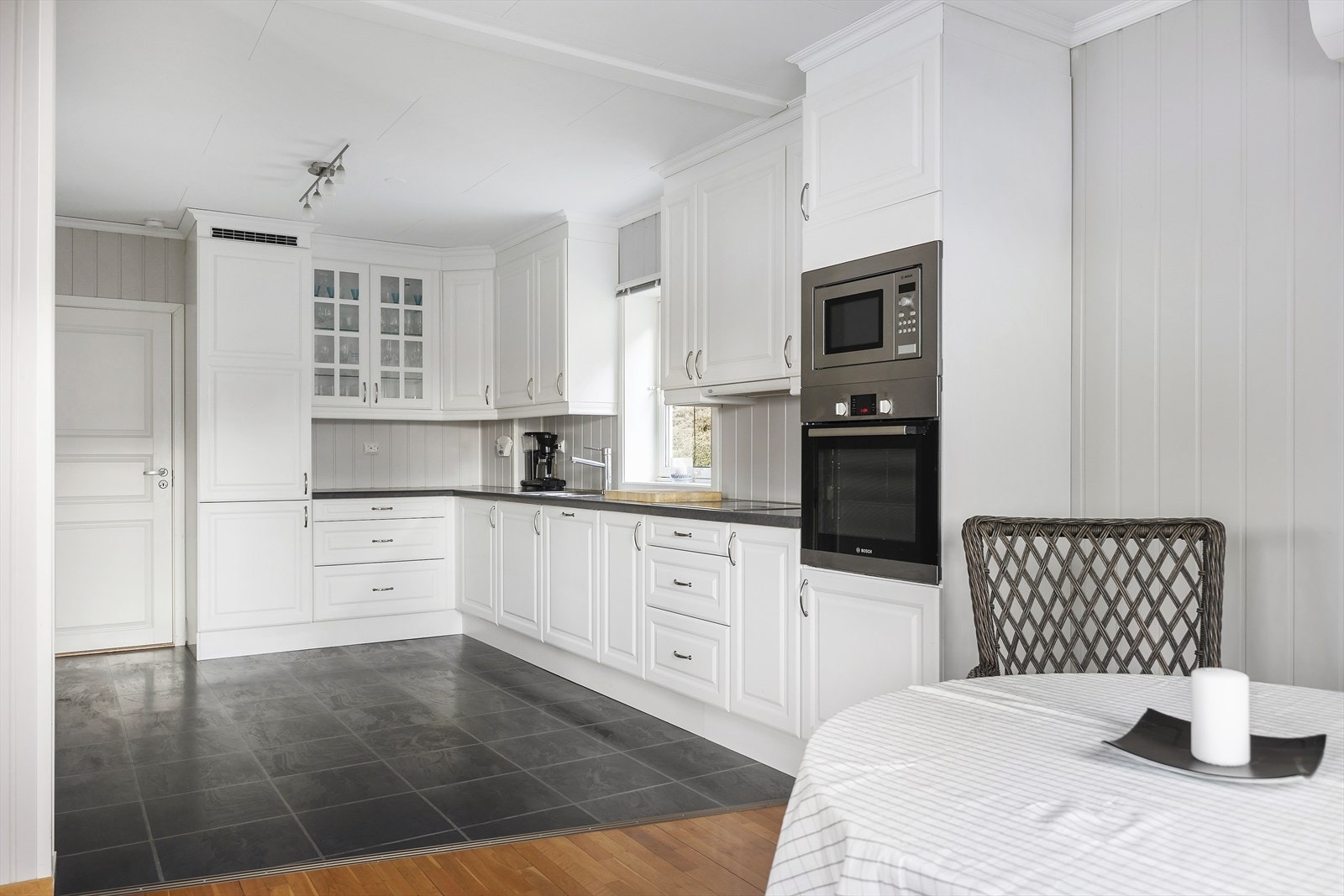 Klassisk fin kjøkkeninnredning Galleribilde