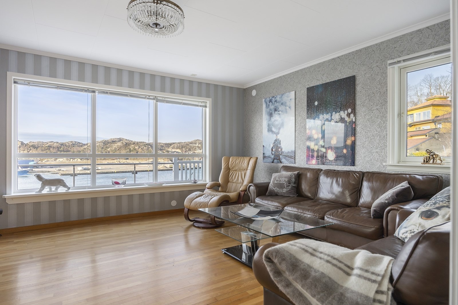 Hovedstuen er et fint og romslig oppholdsrom, med store vindusflater som gir en nydelig opplevelse av sjøutsikten. Galleribilde