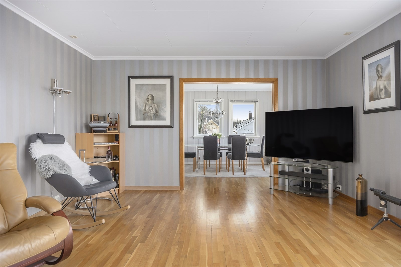 Inngang til spisestue. Galleribilde