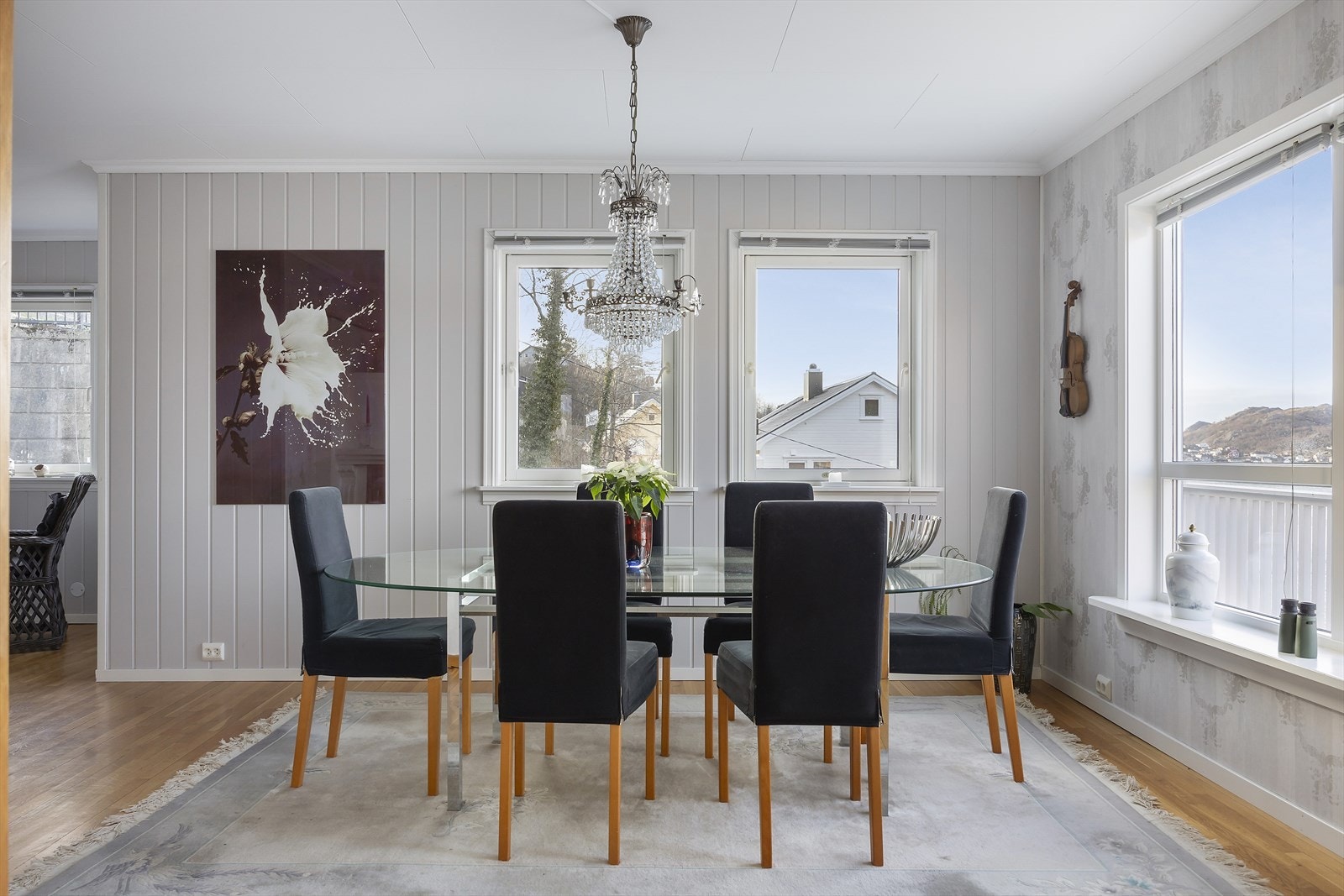 Fin spisestue der familie og venner kan møtes til gode måltider og kjekt samvær. Galleribilde