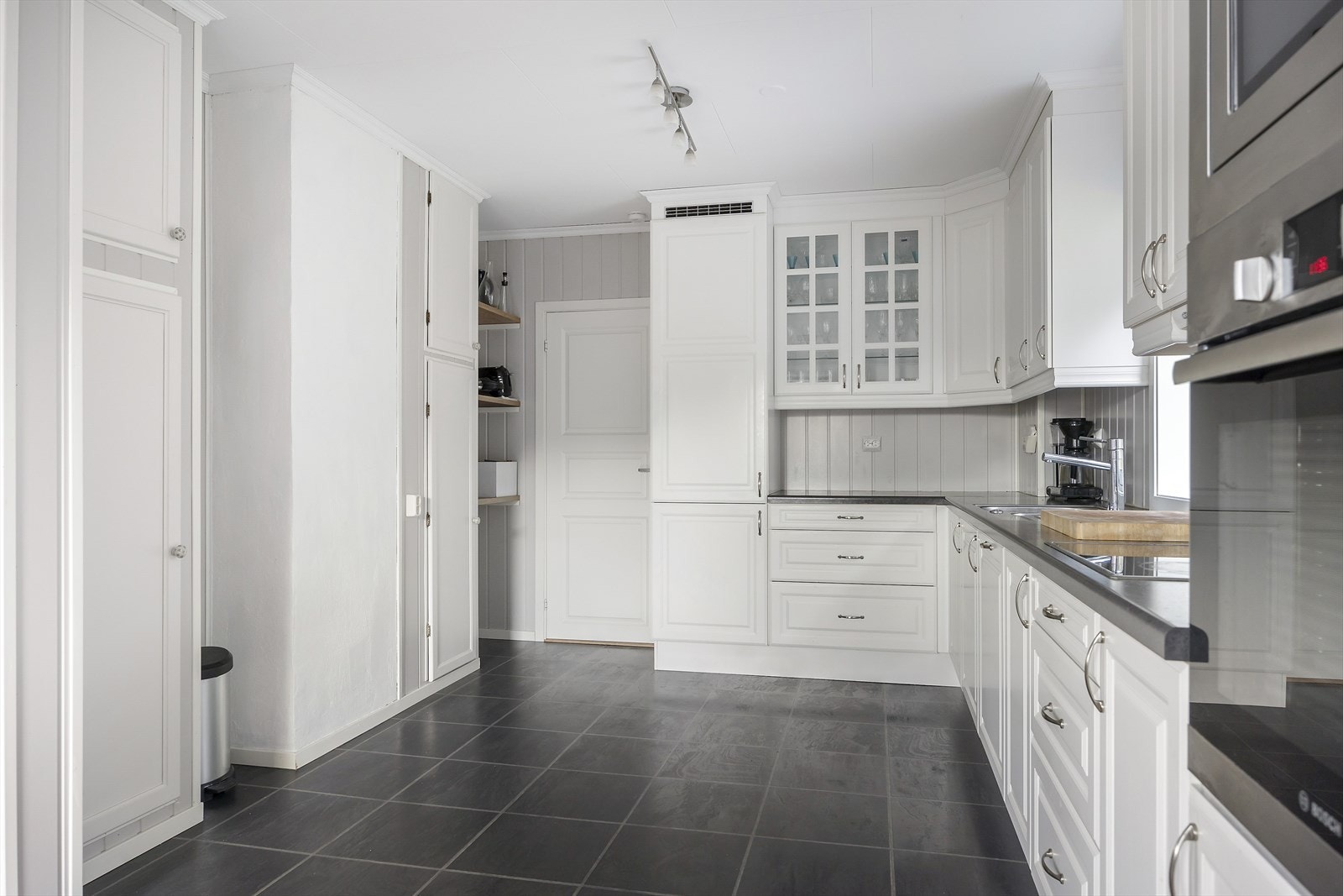 Hvitevarer på kjøkken er integrerte. Galleribilde